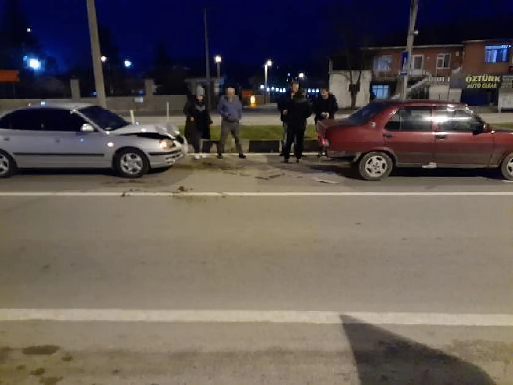 iki otomobil kaza yaptı