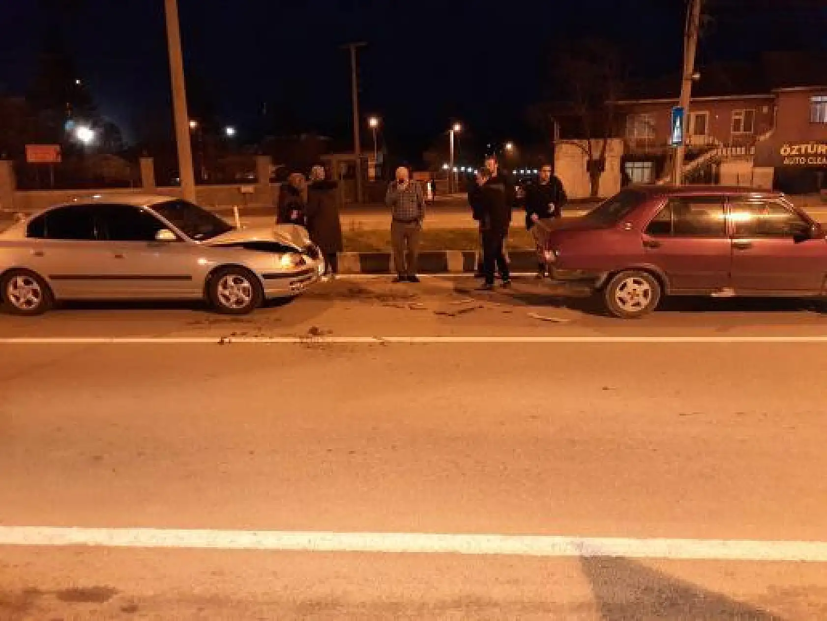 iki otomobil kaza yaptı