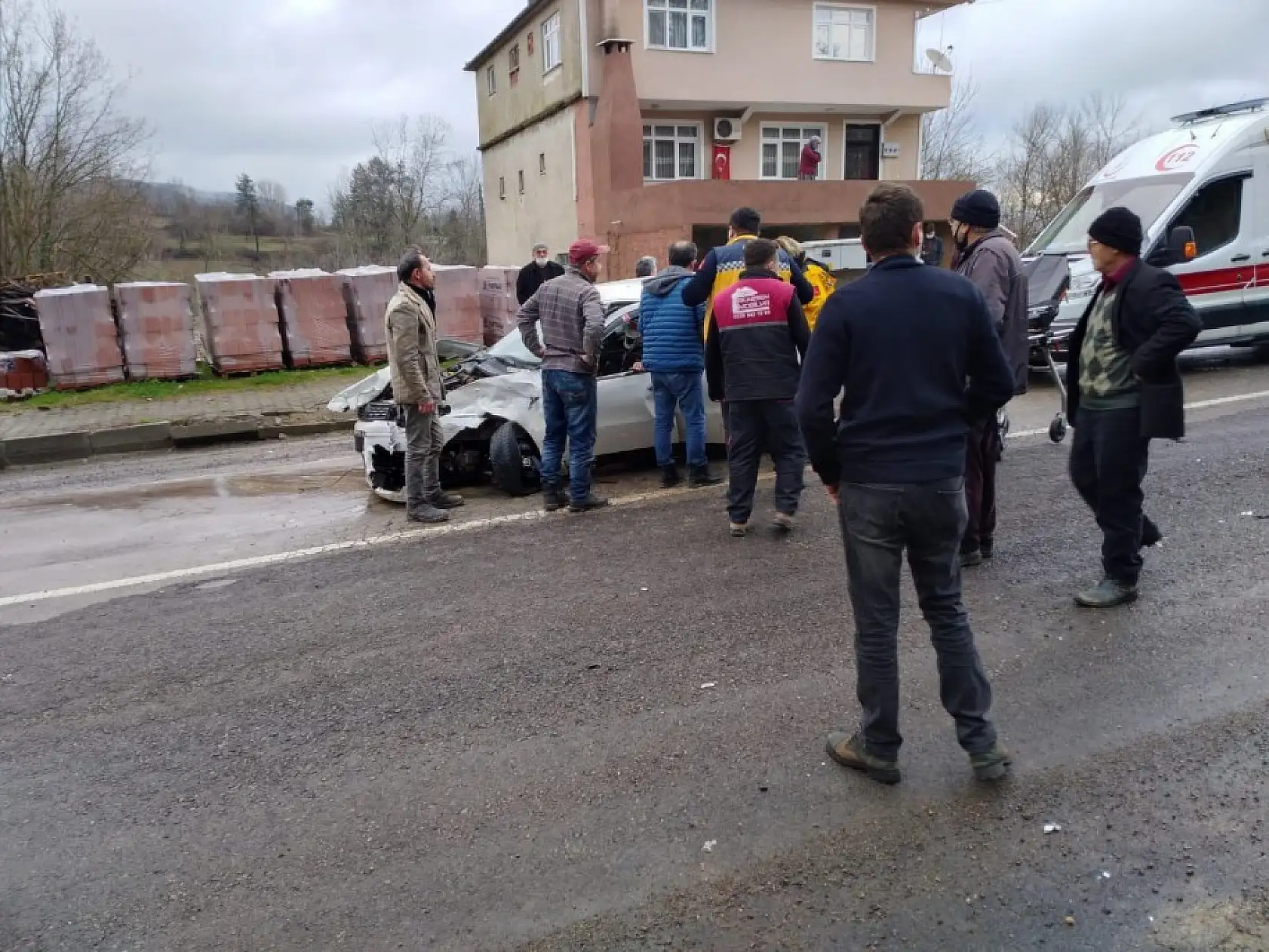 Otomobil ile Tır çarpıştı