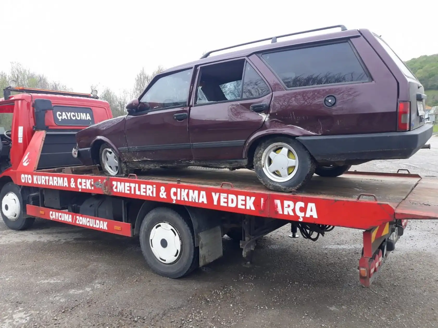 Otomobil devrildi, 3 yaralı