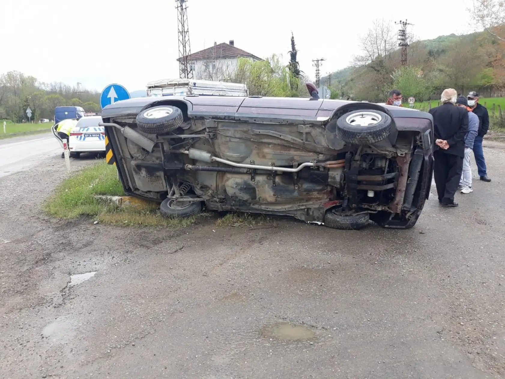 Otomobil devrildi, 3 yaralı