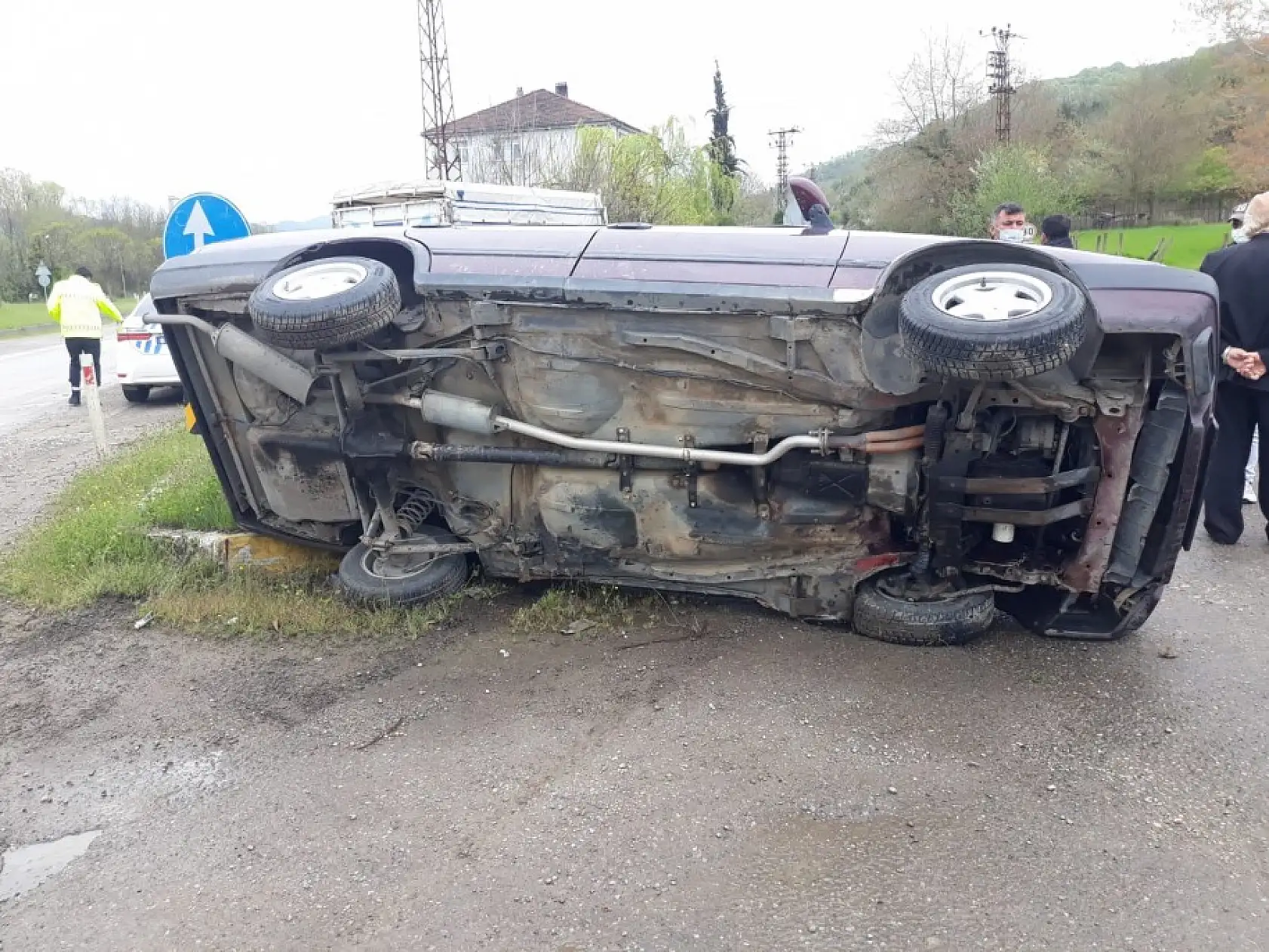 Otomobil devrildi, 3 yaralı