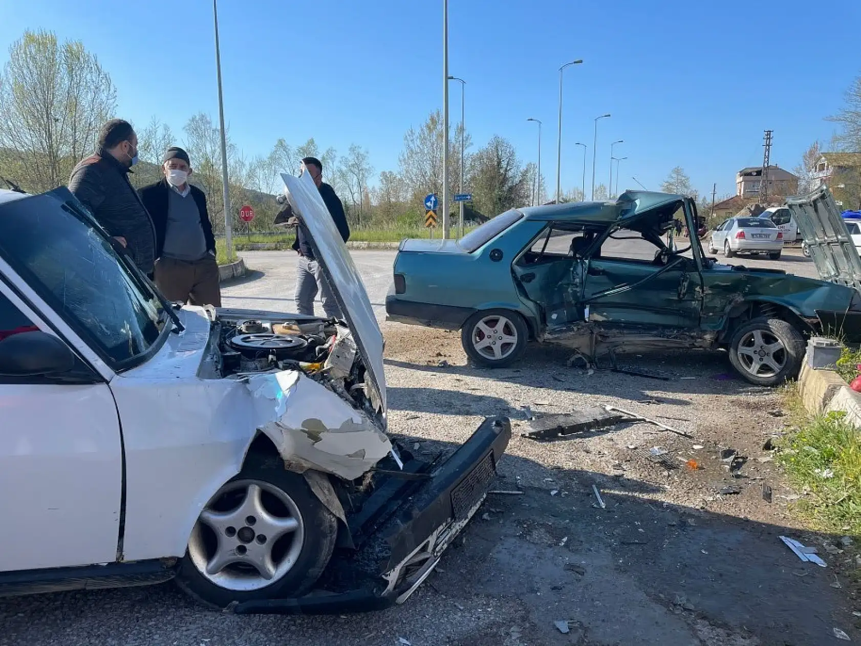 Kavşakta iki Tofaş çarpıştı