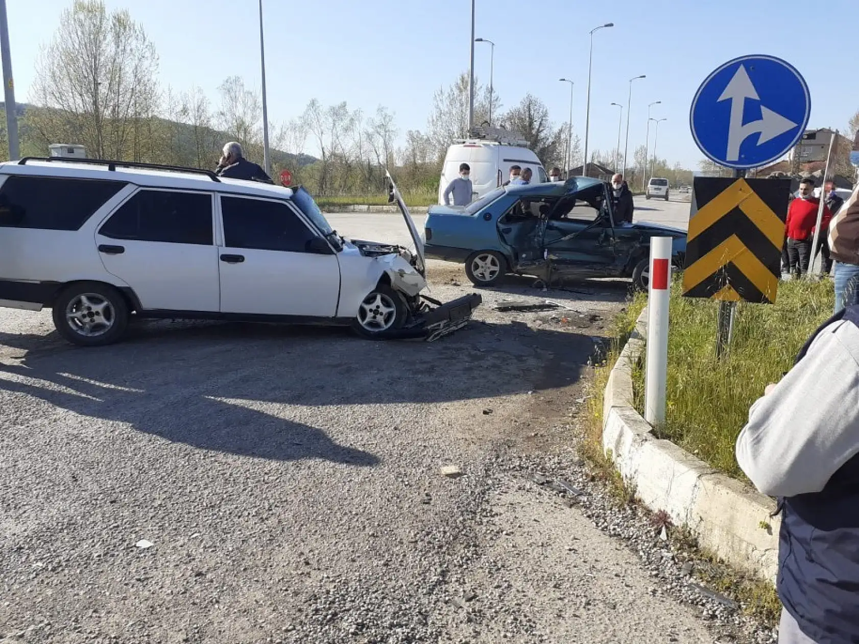 Kavşakta iki Tofaş çarpıştı