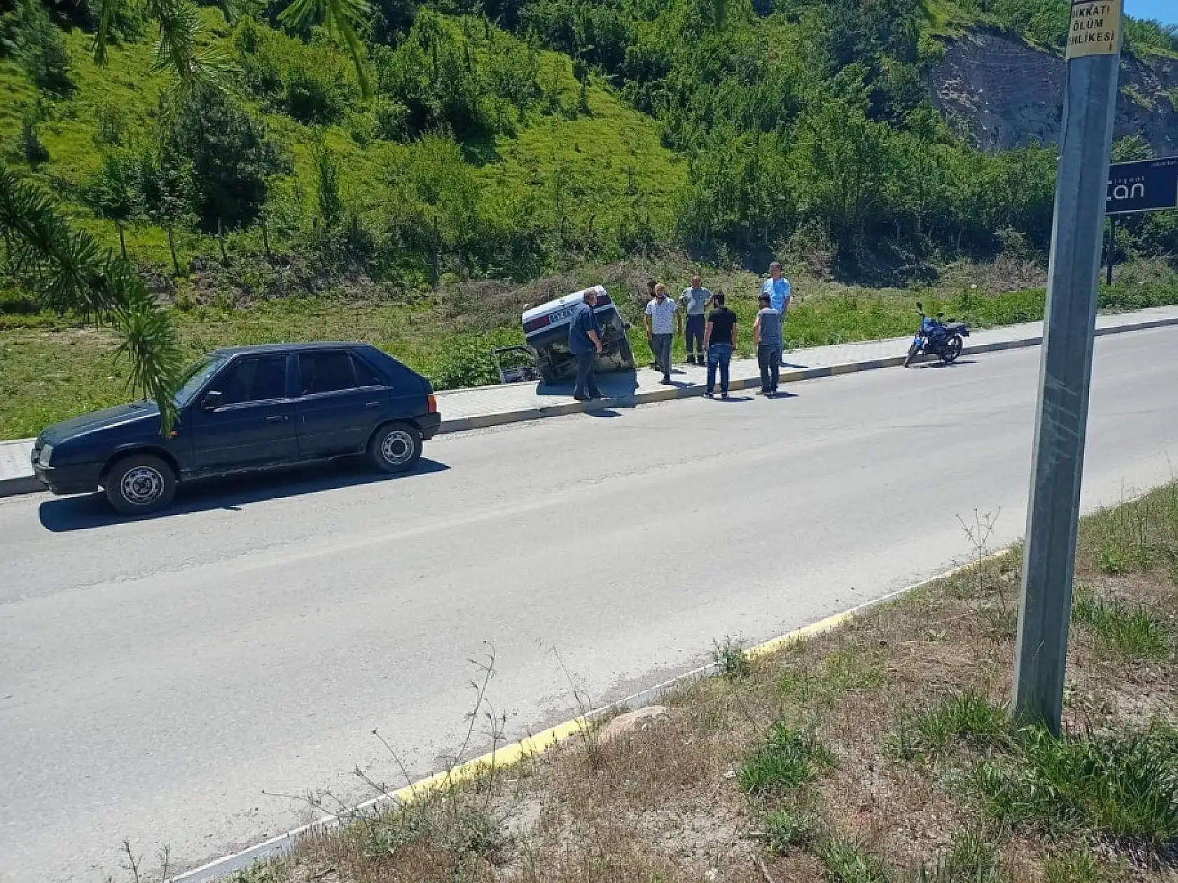 Otomobil banketten düştü