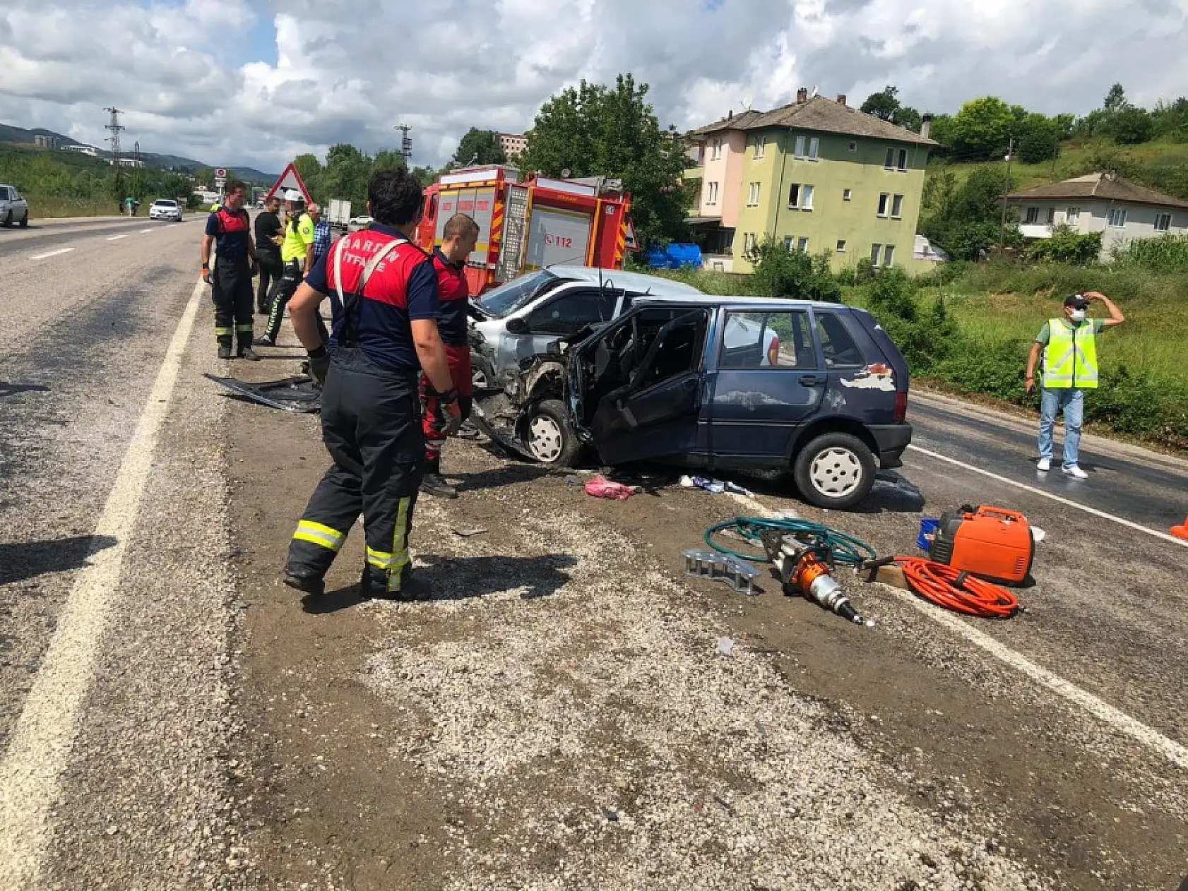 İki araç kafa kafaya çarpıştı