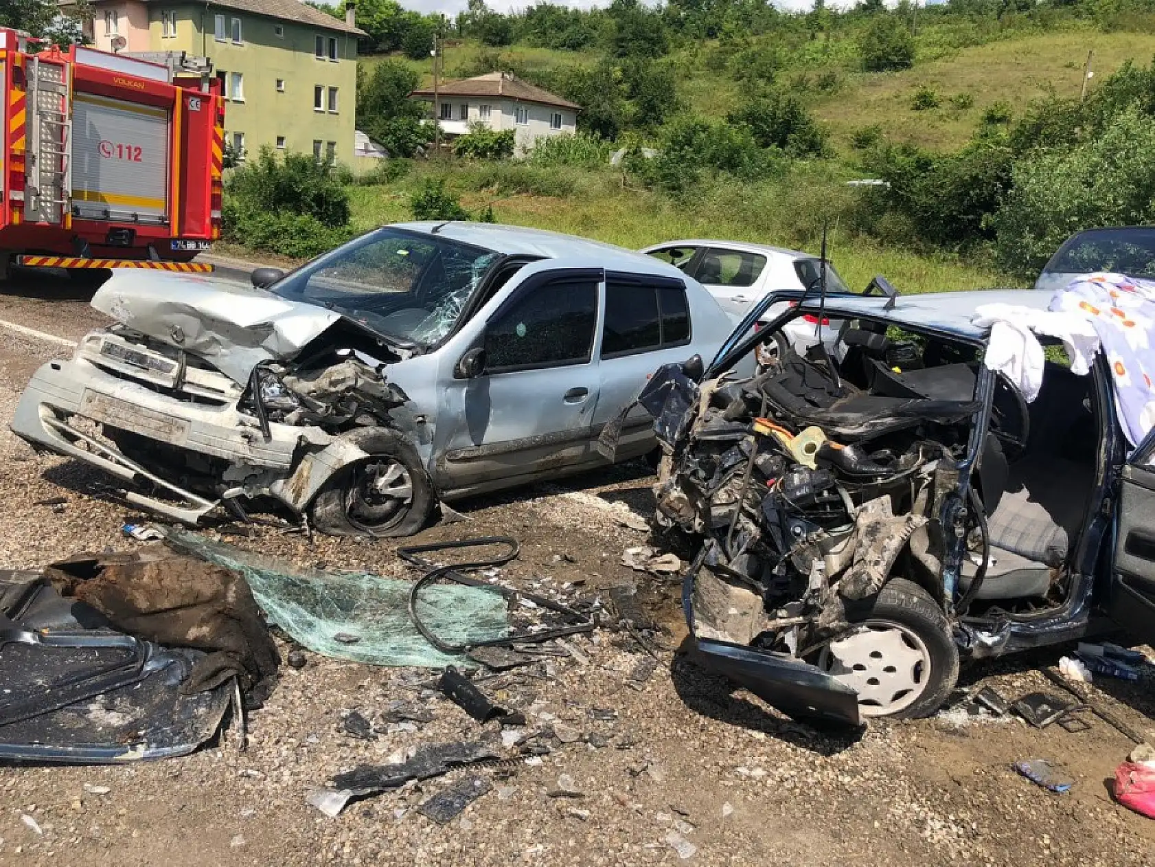 İki araç kafa kafaya çarpıştı