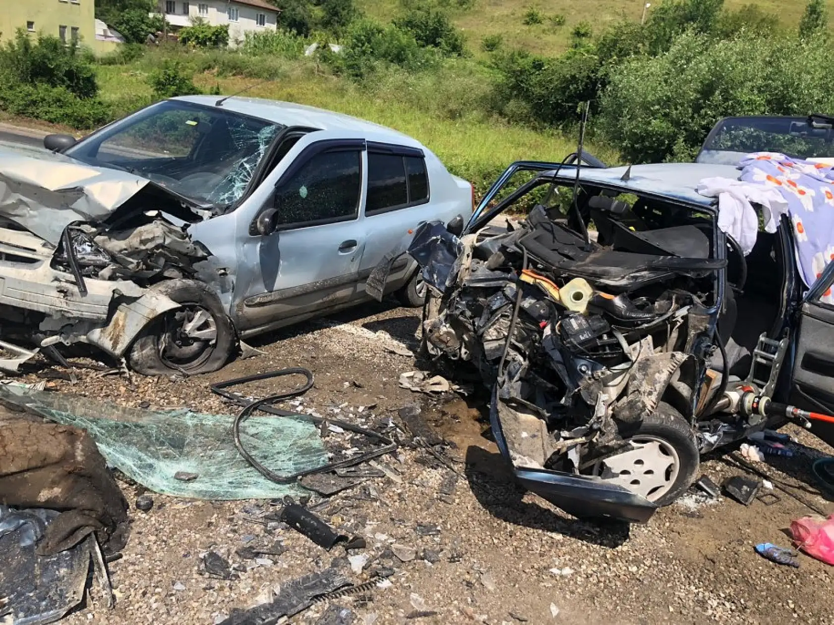 İki araç kafa kafaya çarpıştı