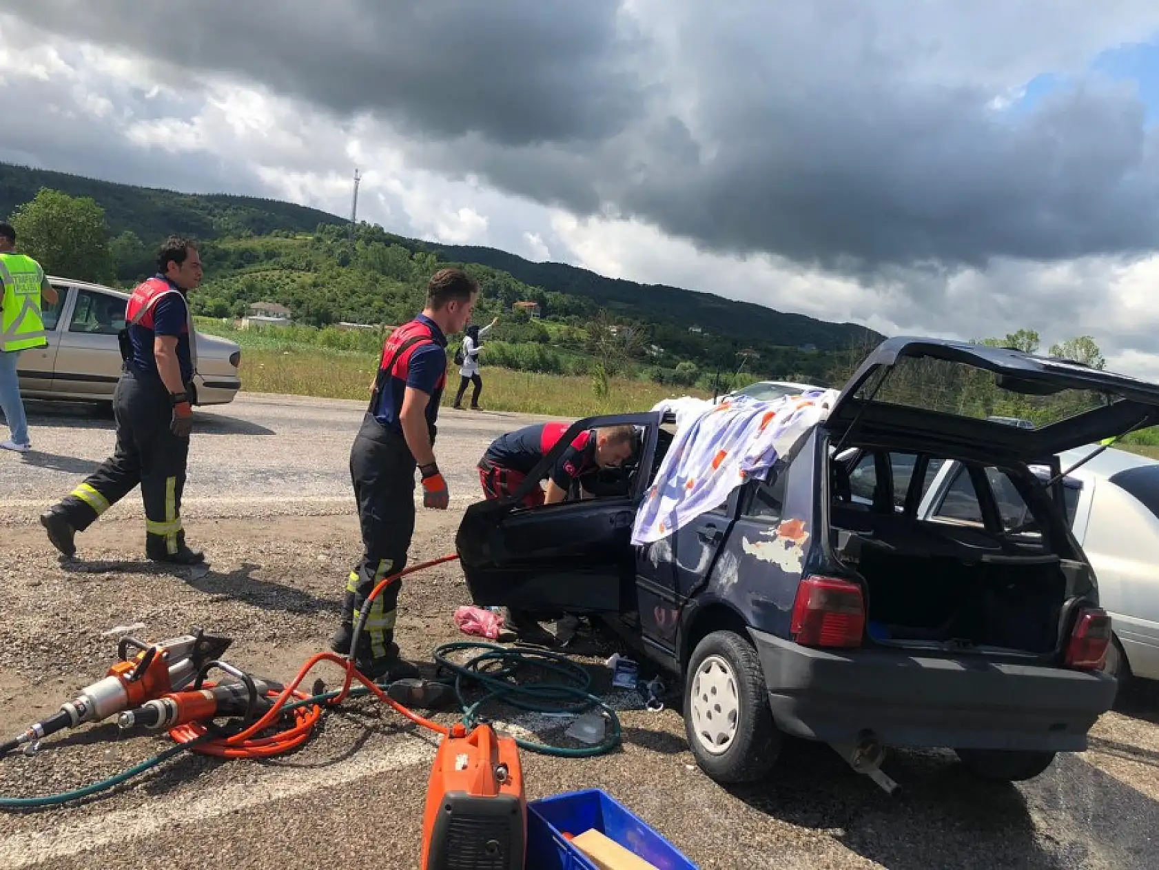 İki araç kafa kafaya çarpıştı