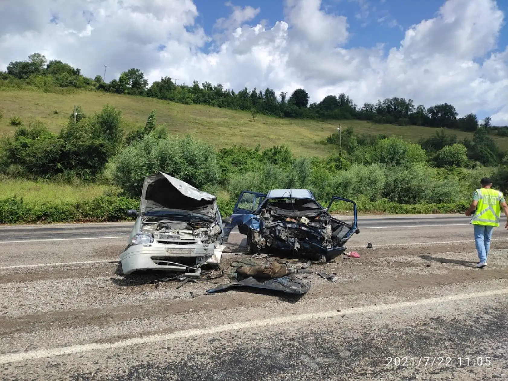 İki araç kafa kafaya çarpıştı