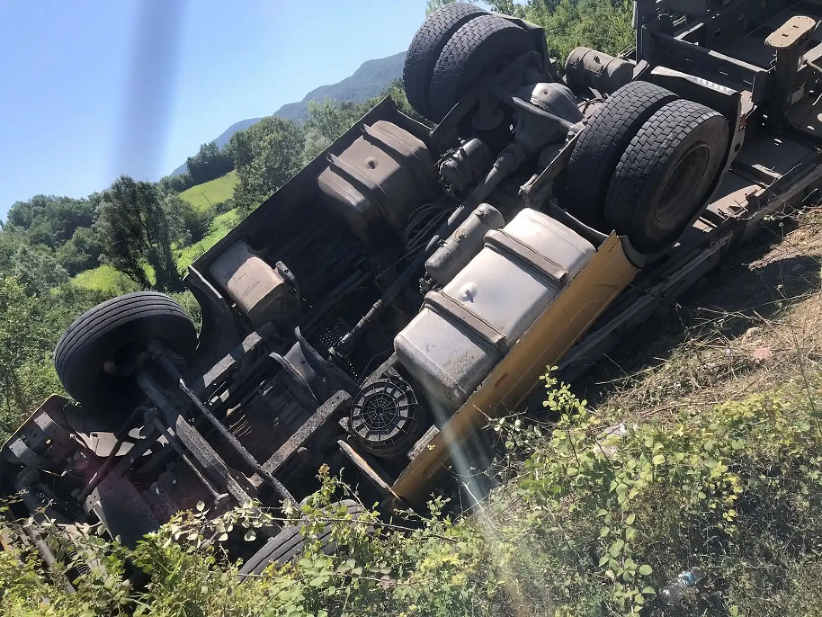 Saman yüklü tır devrildi