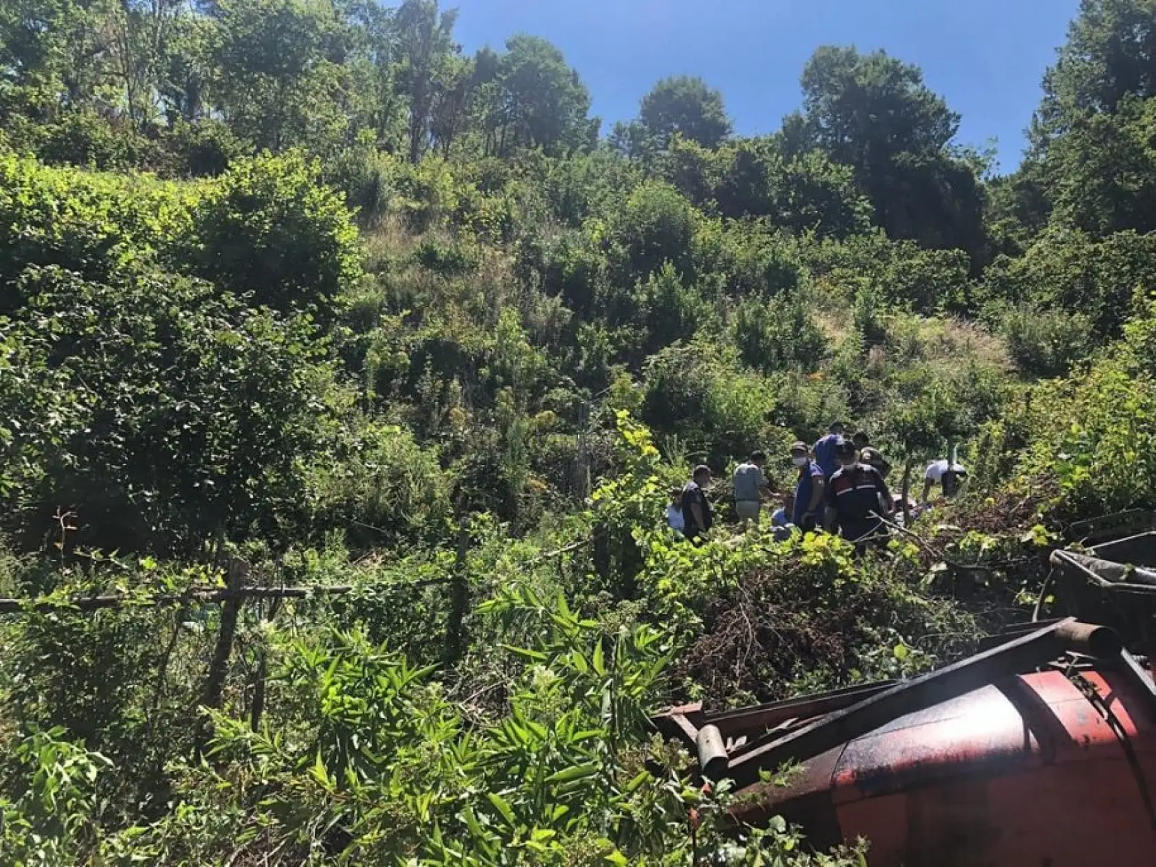 Devrilen traktörün altında kaldı