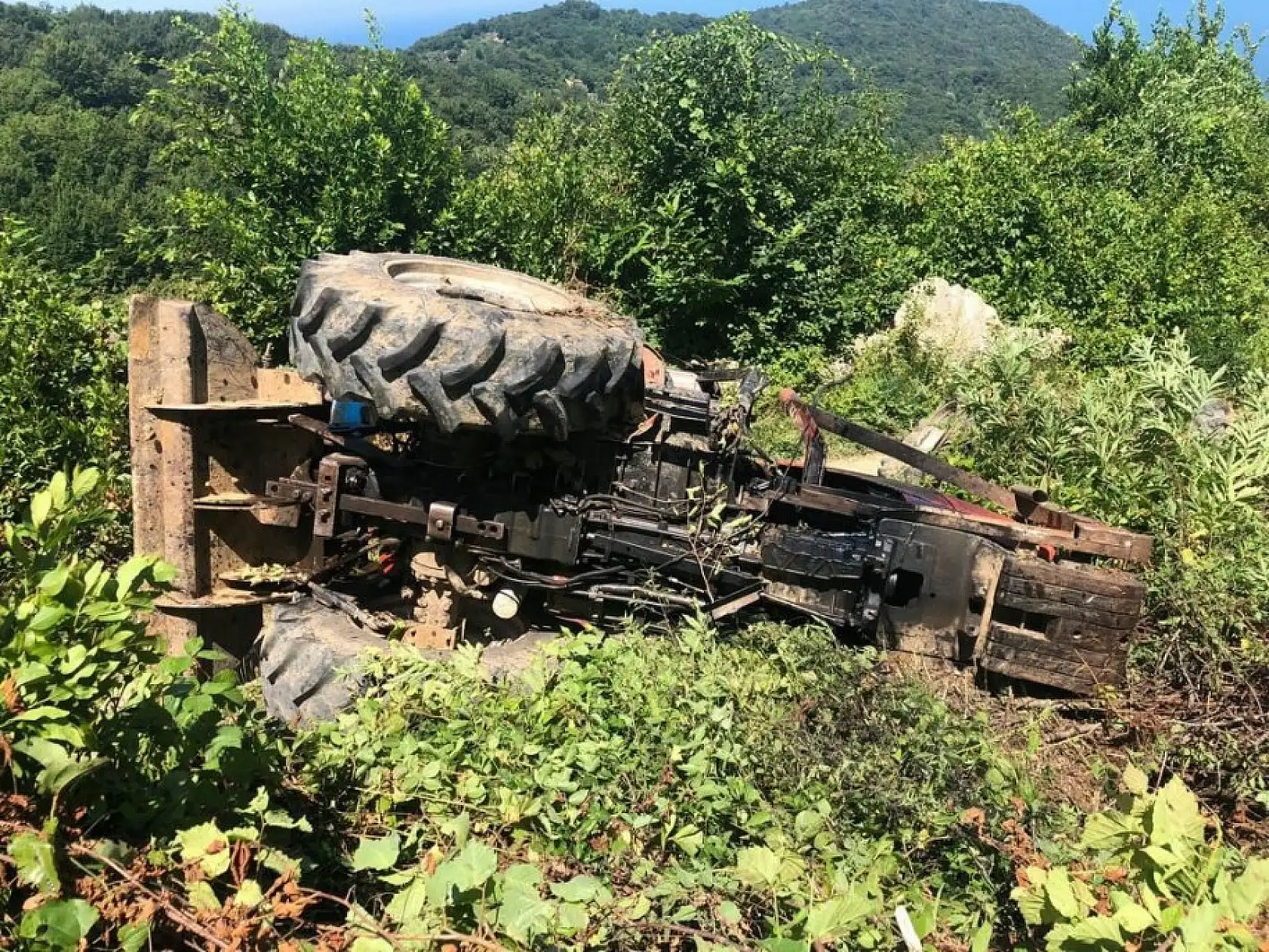 Devrilen traktörün altında kaldı