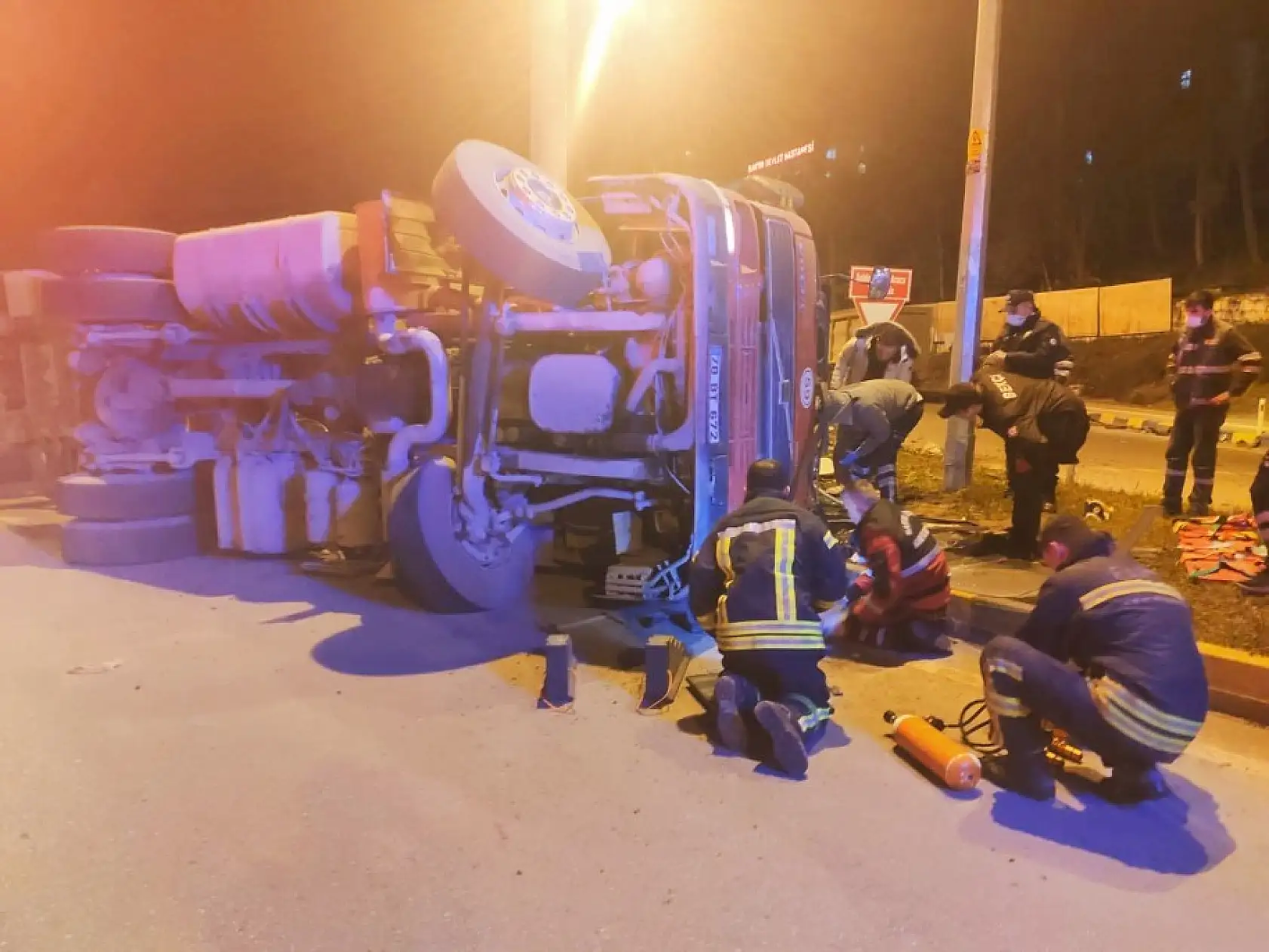 Tır devrildi, sürücünün kolu koptu
