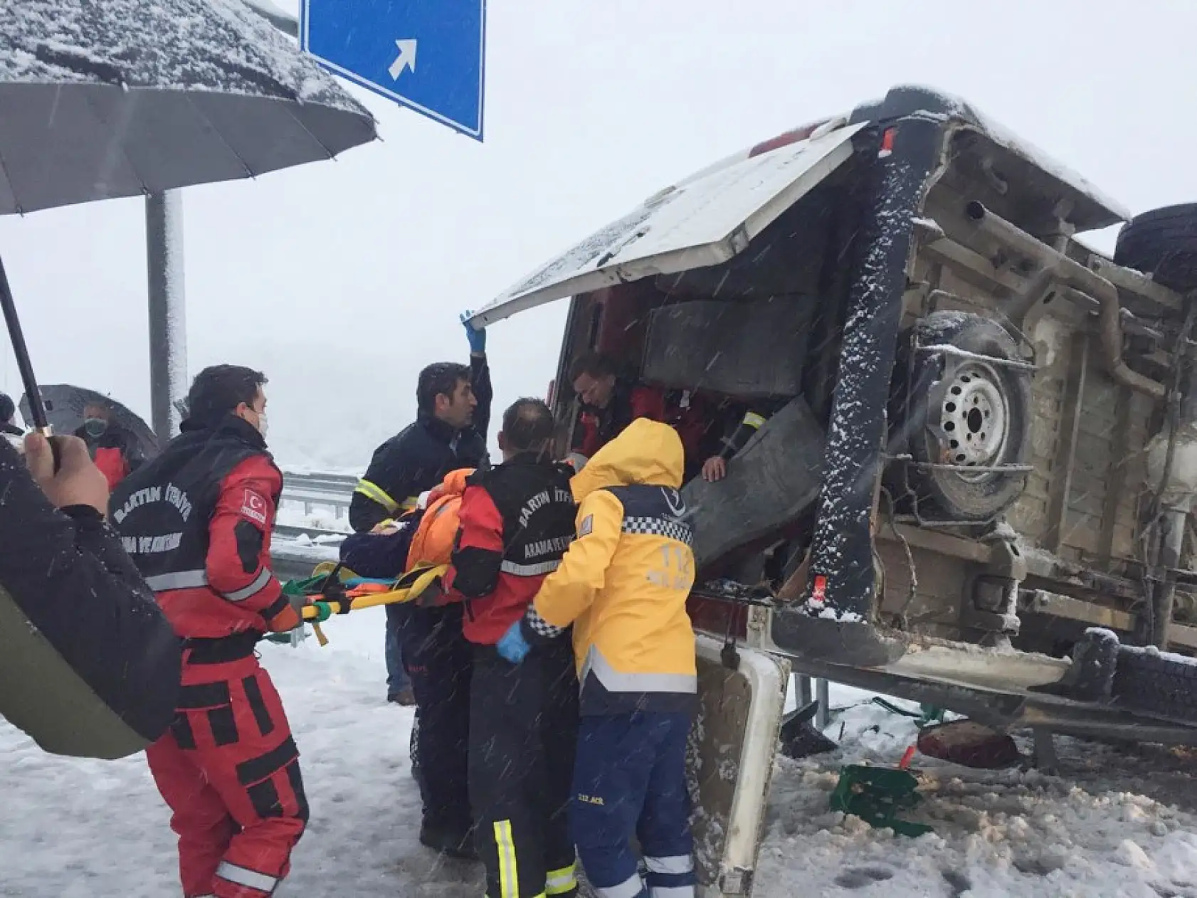 işçi servisi devrildi, 11 kişi yaralandı