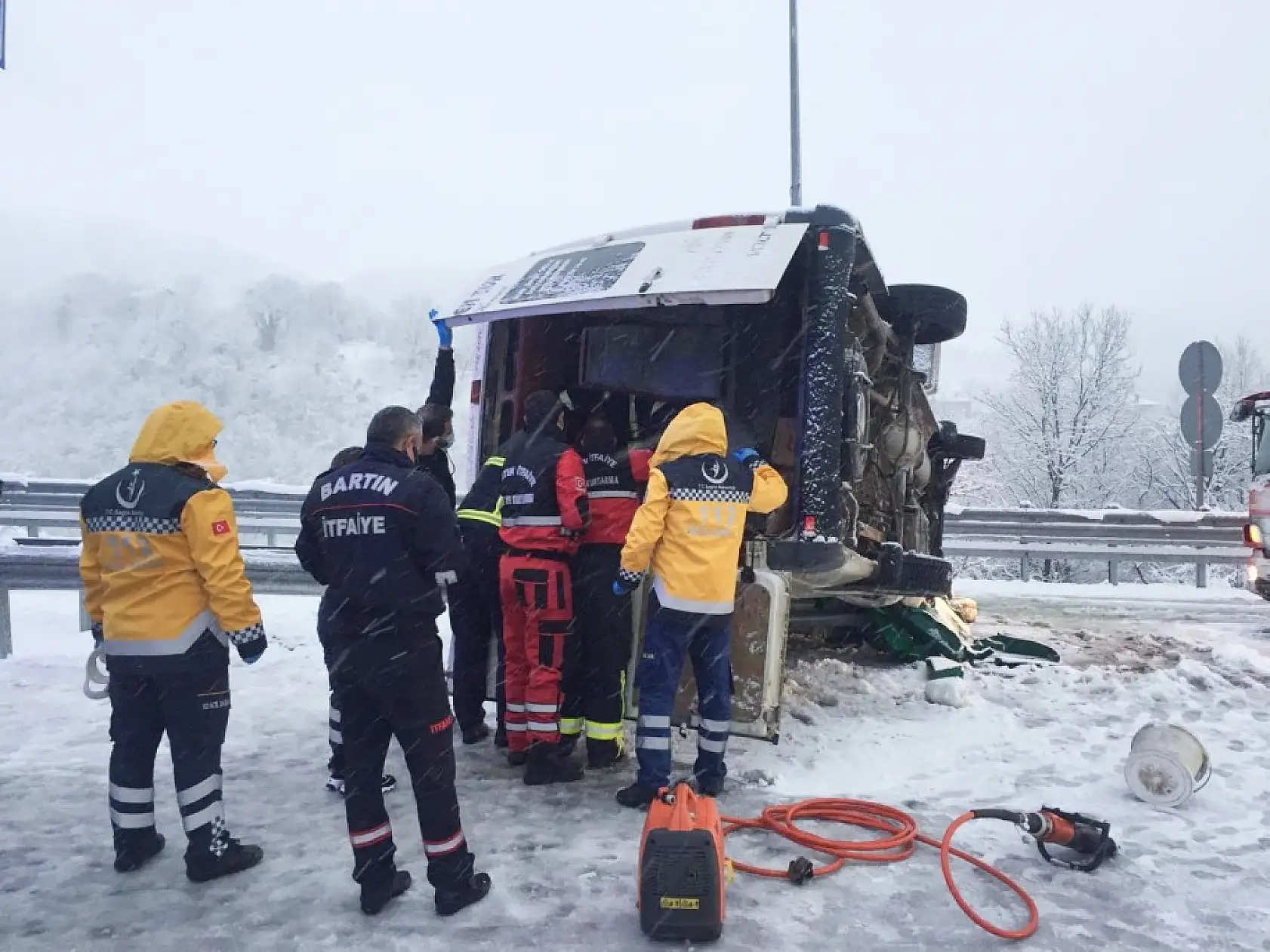 işçi servisi devrildi, 11 kişi yaralandı