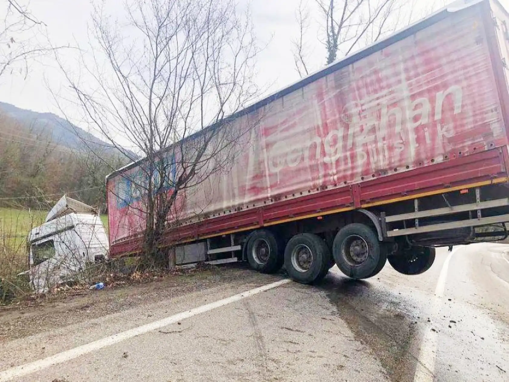 Devrilen tır yolu kapattı