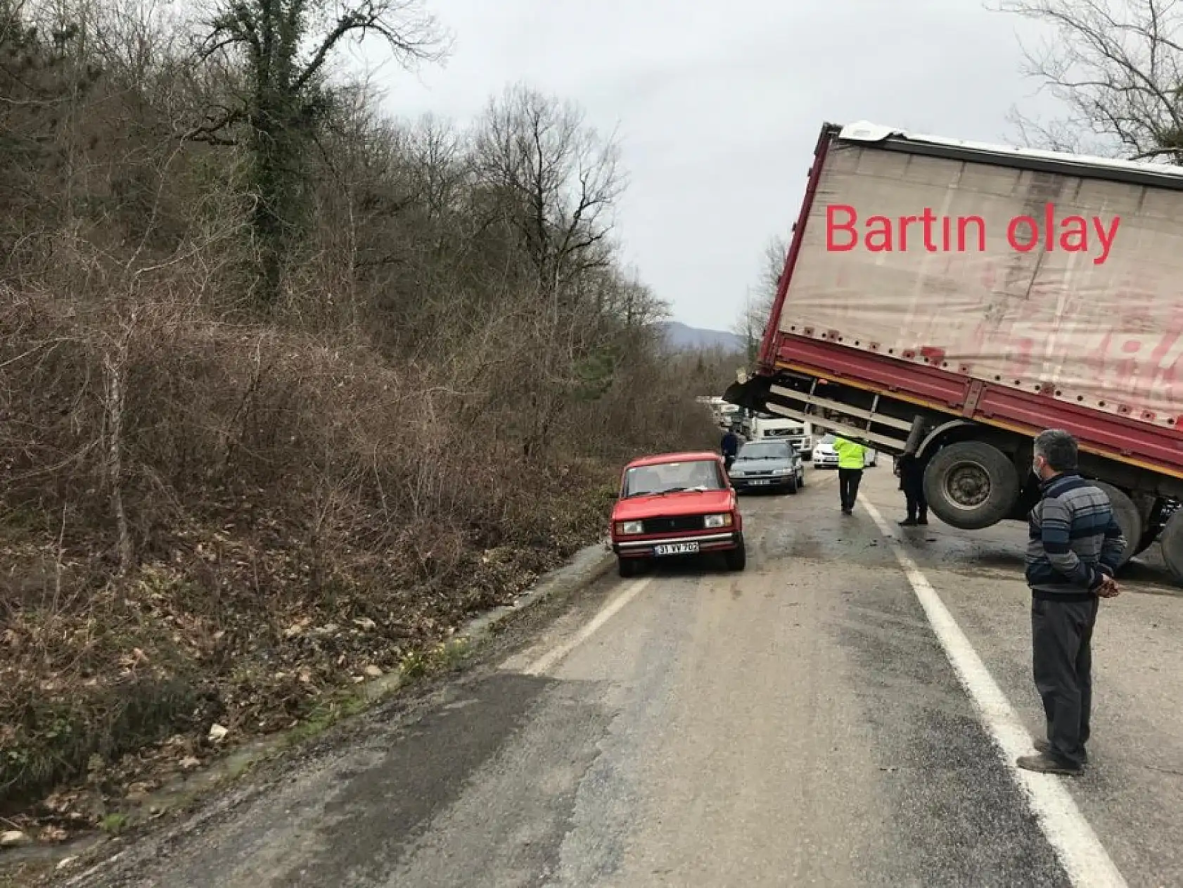 Devrilen tır yolu kapattı