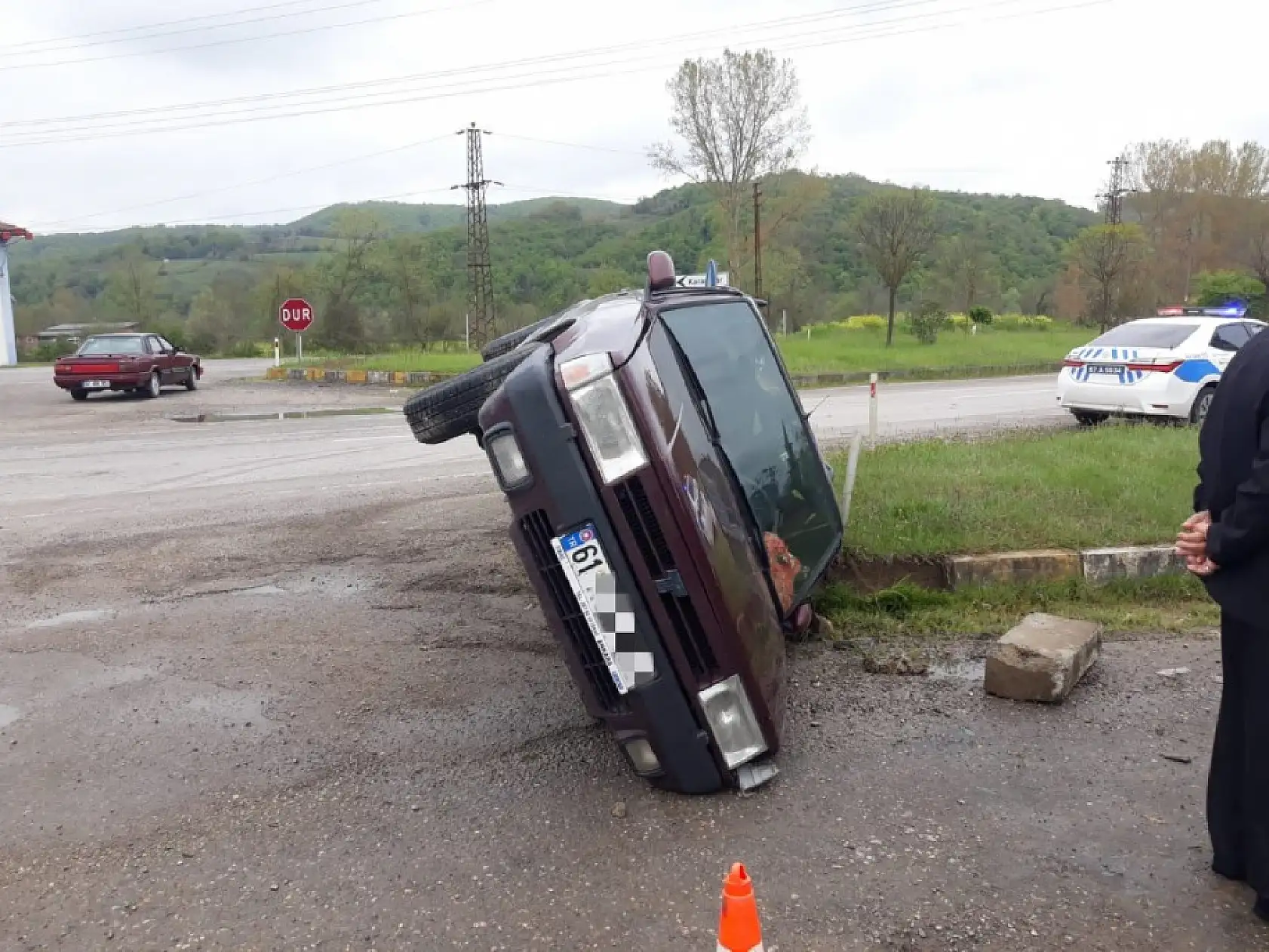 Otomobil devrildi, 3 yaralı