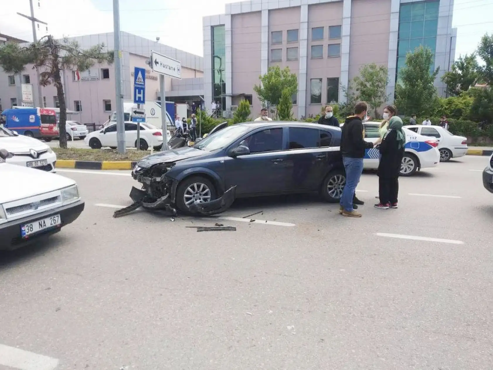 Motosiklet iki otomobil ile çarpıştı