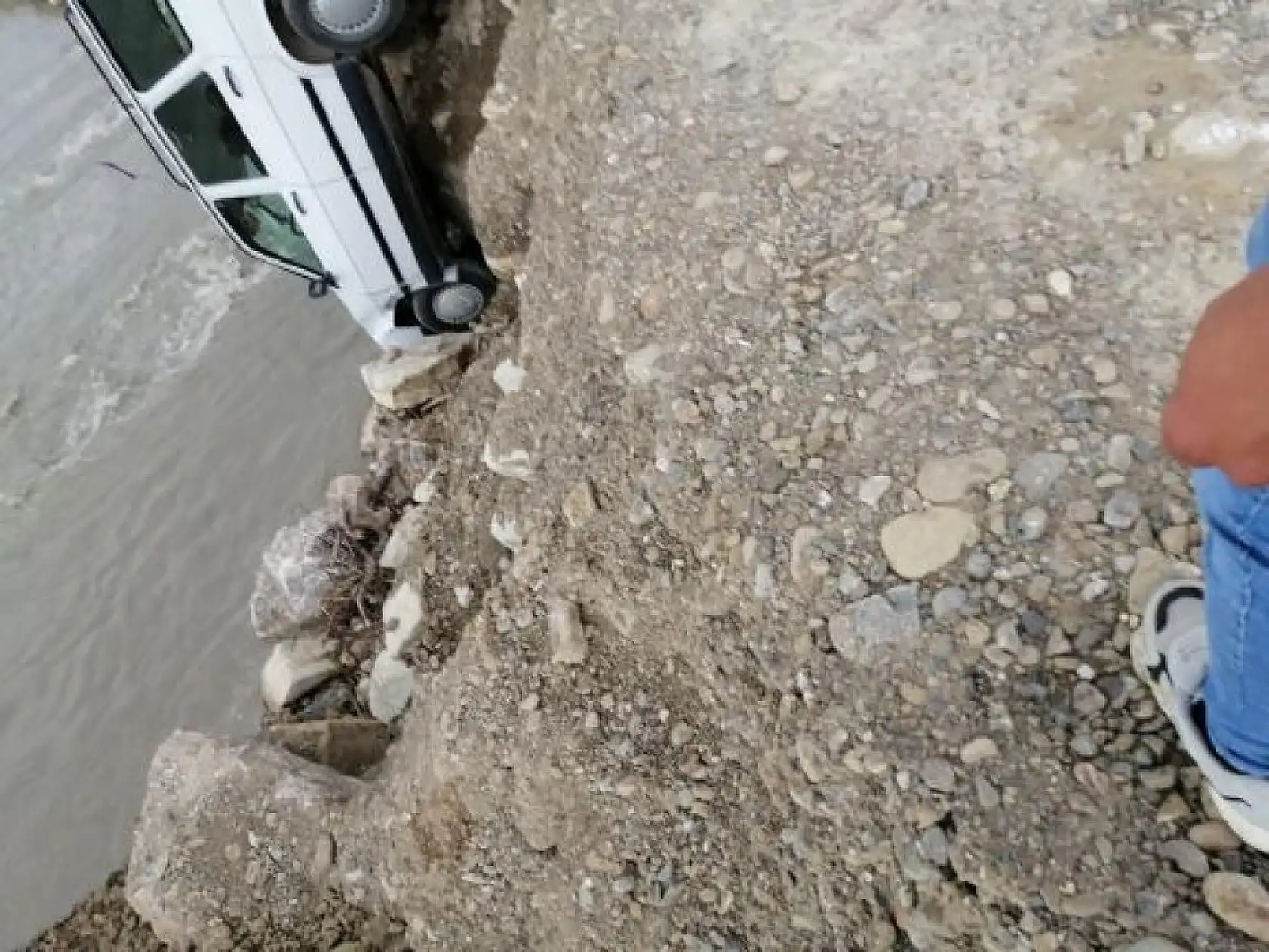 Dolgu yolda ilginç kaza