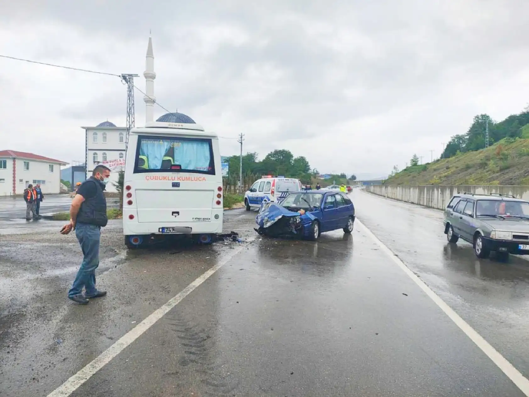 Minibüs ile otomobil çarpıştı