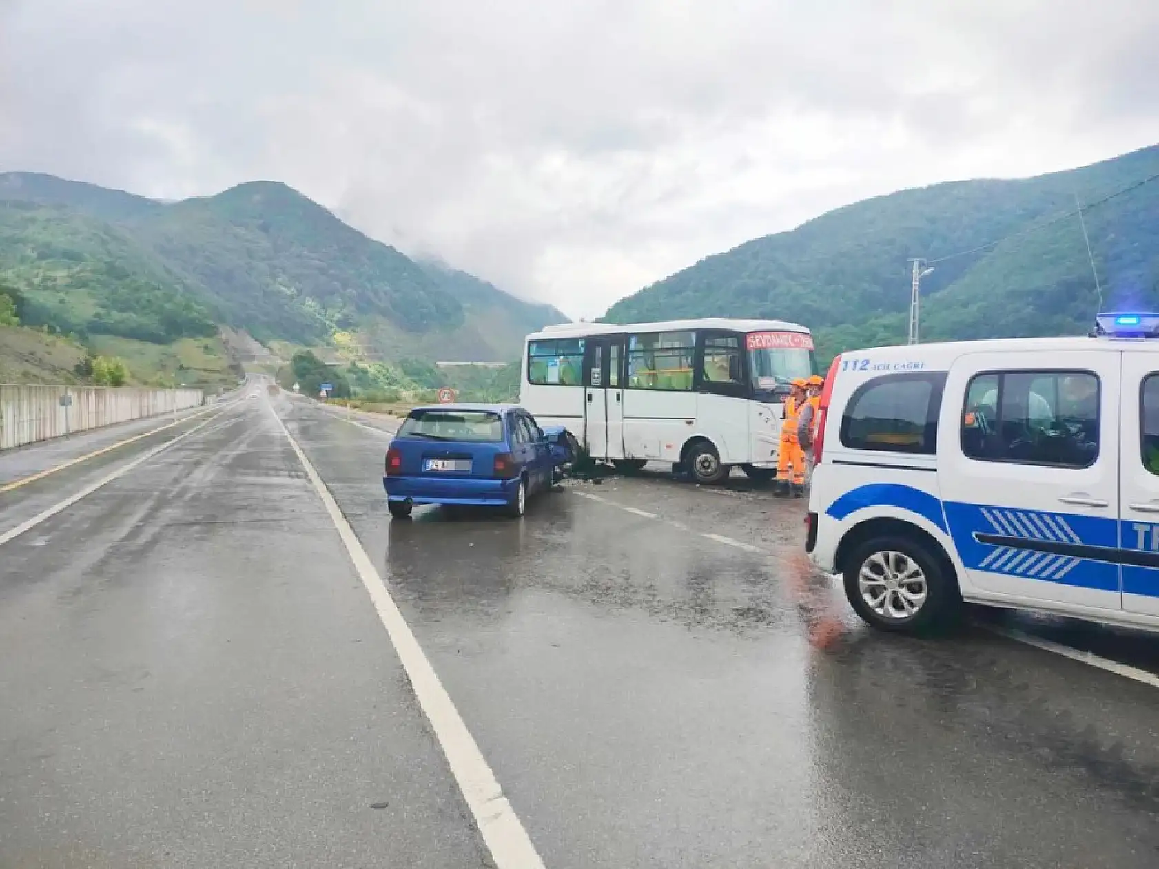 Minibüs ile otomobil çarpıştı