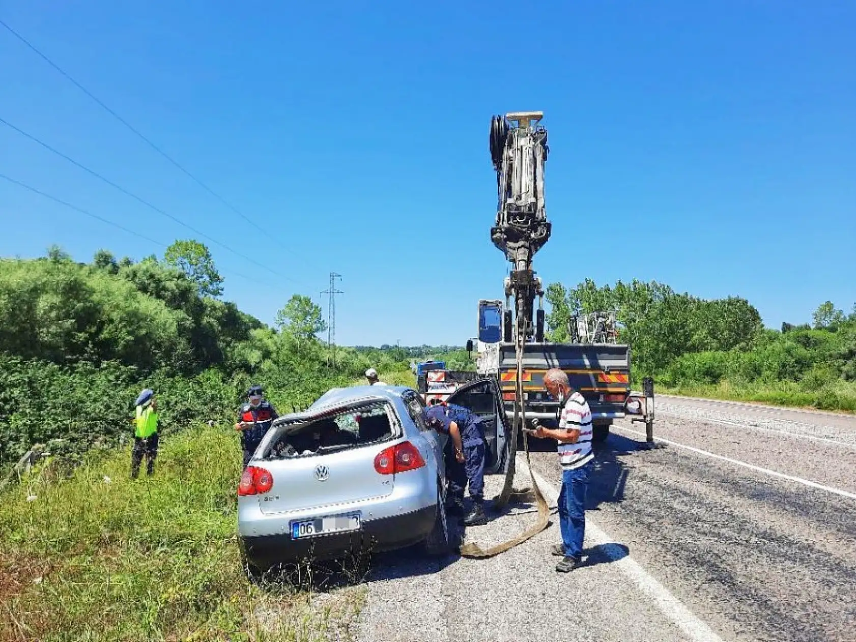 Trafik levhasına çarpıp şarampole yuvarlandı
