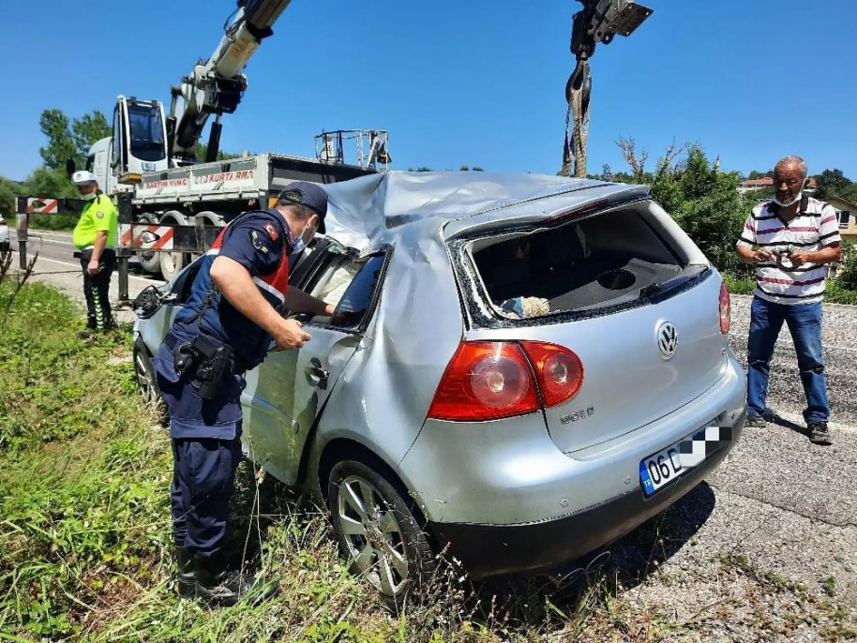 Trafik levhasına çarpıp şarampole yuvarlandı
