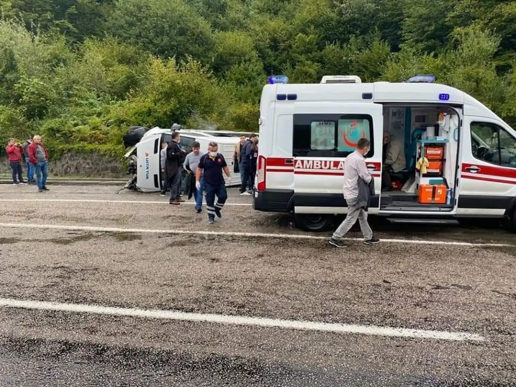 İşçi servisi devrildi, 10 yaralı