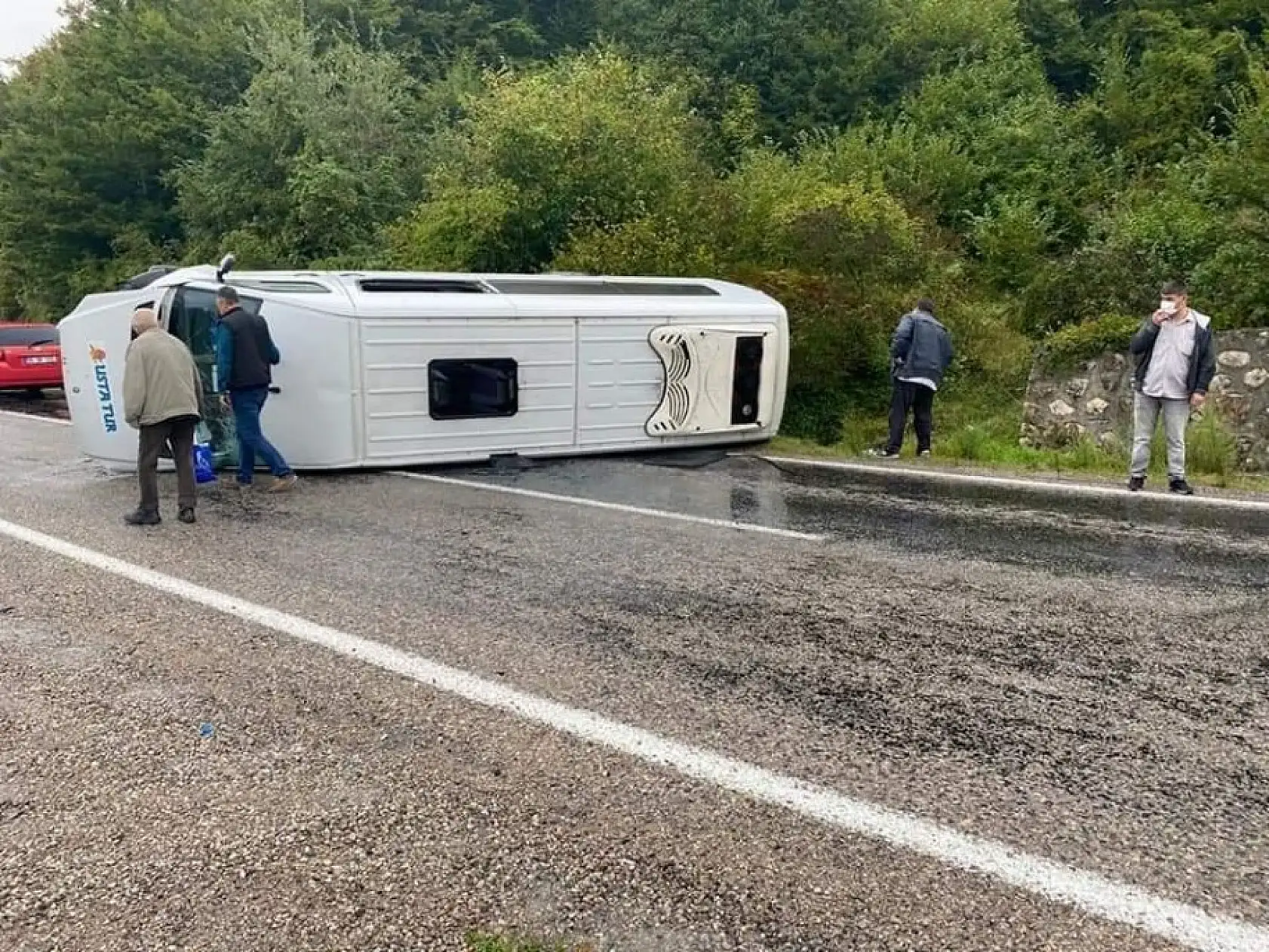 İşçi servisi devrildi, 10 yaralı