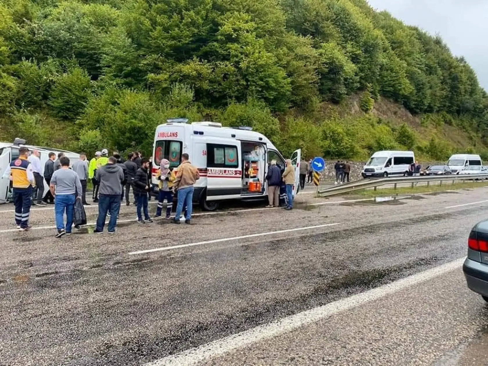 İşçi servisi devrildi, 10 yaralı