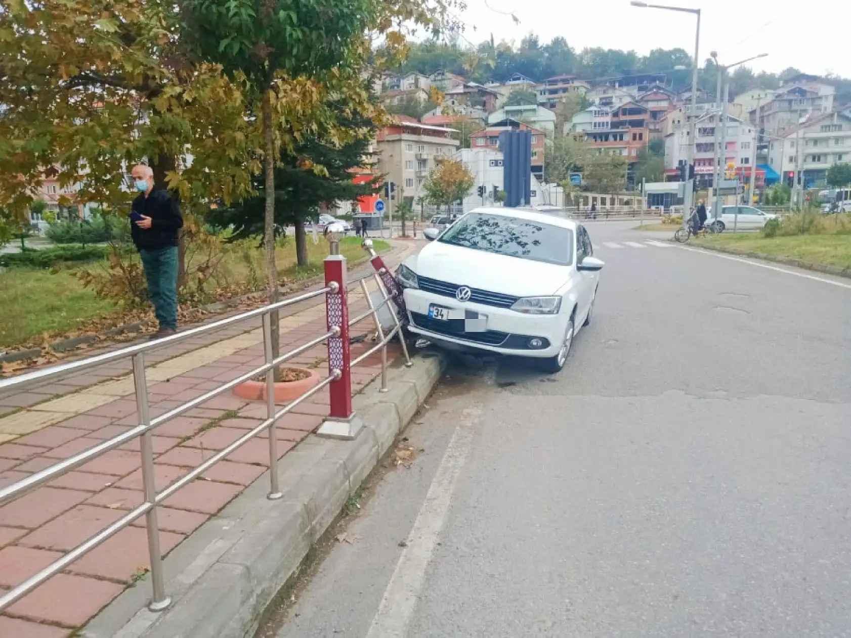 Otomobil Korkuluklara çarptı