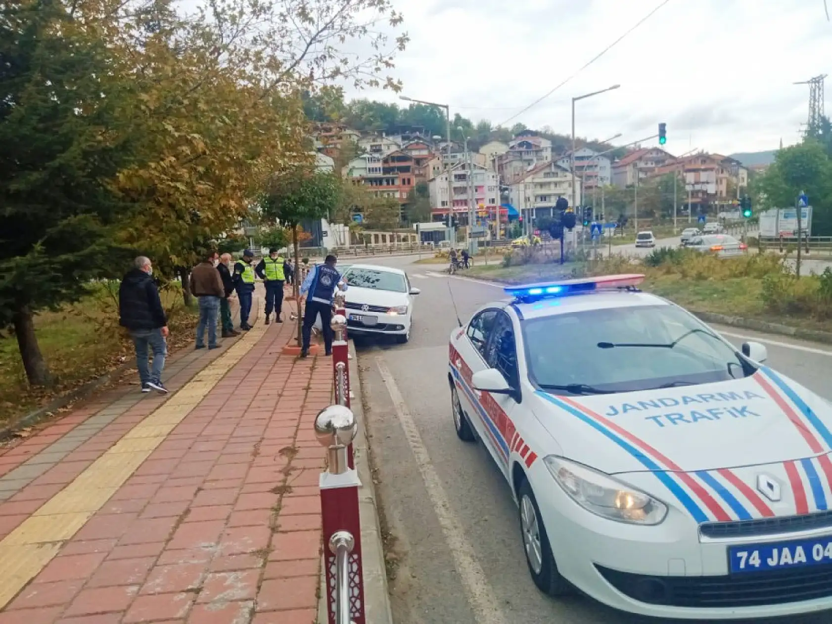 Otomobil Korkuluklara çarptı