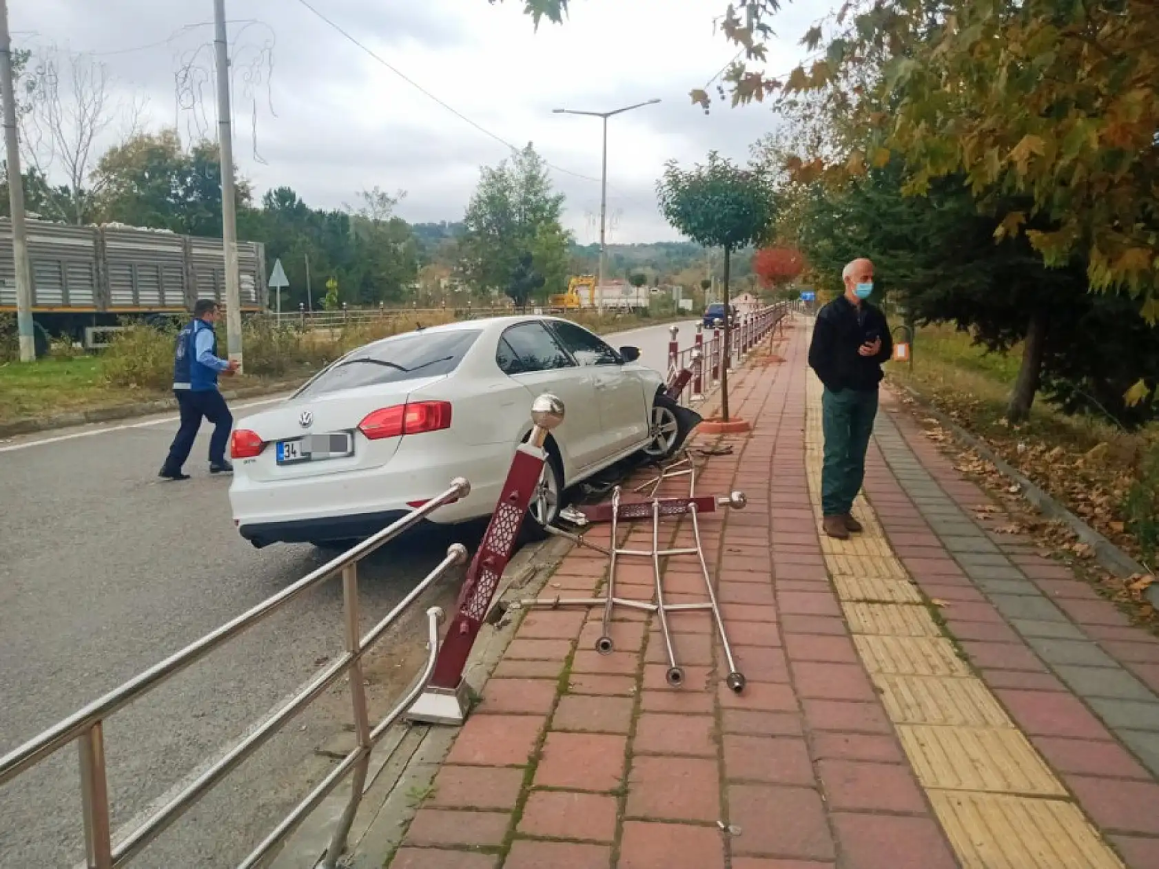 Otomobil Korkuluklara çarptı