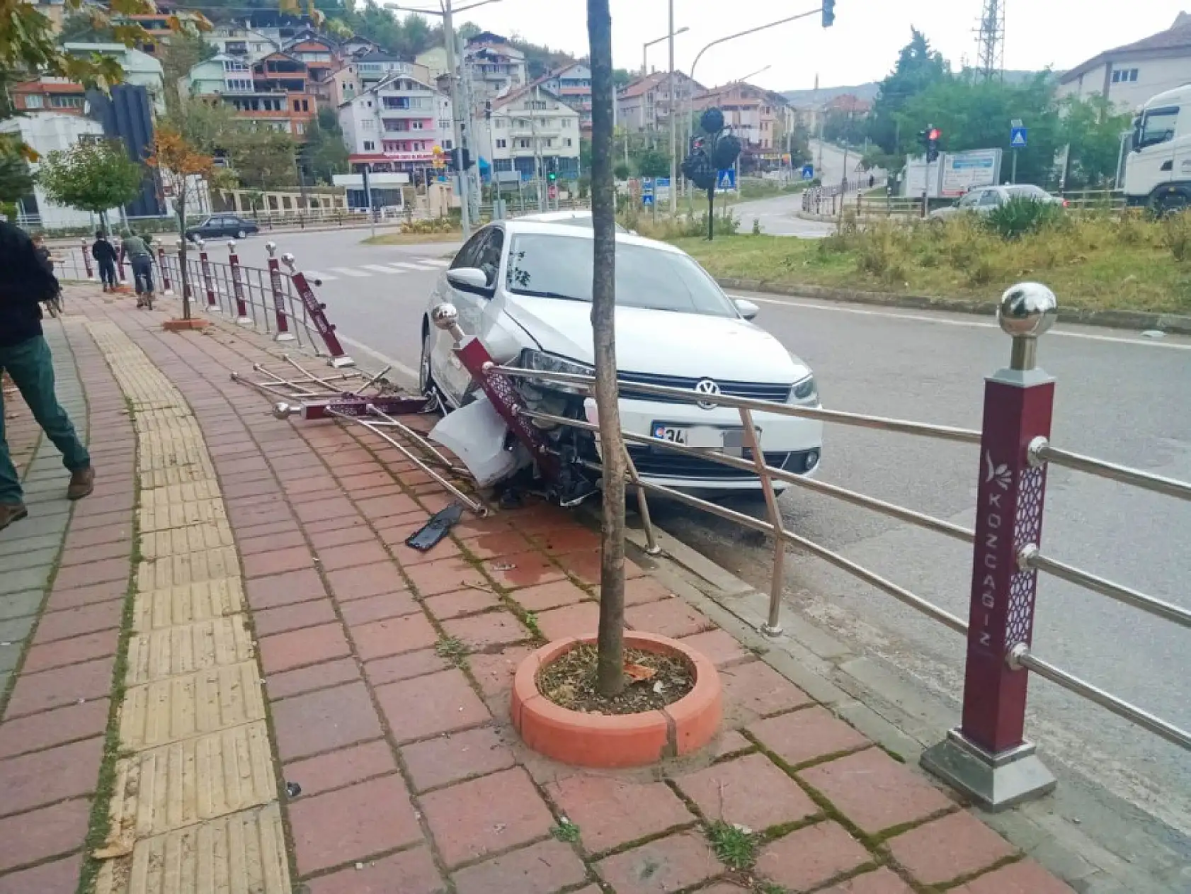 Otomobil Korkuluklara çarptı