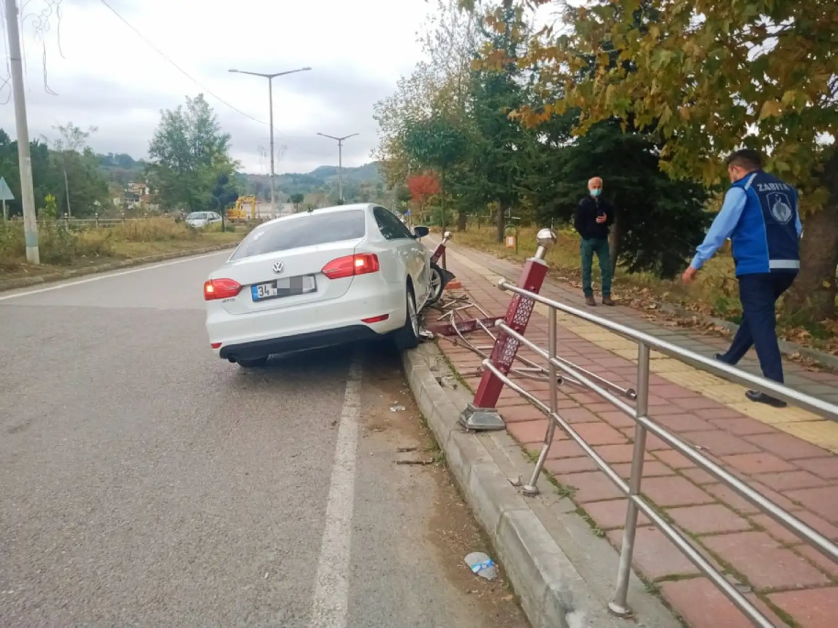 Otomobil Korkuluklara çarptı