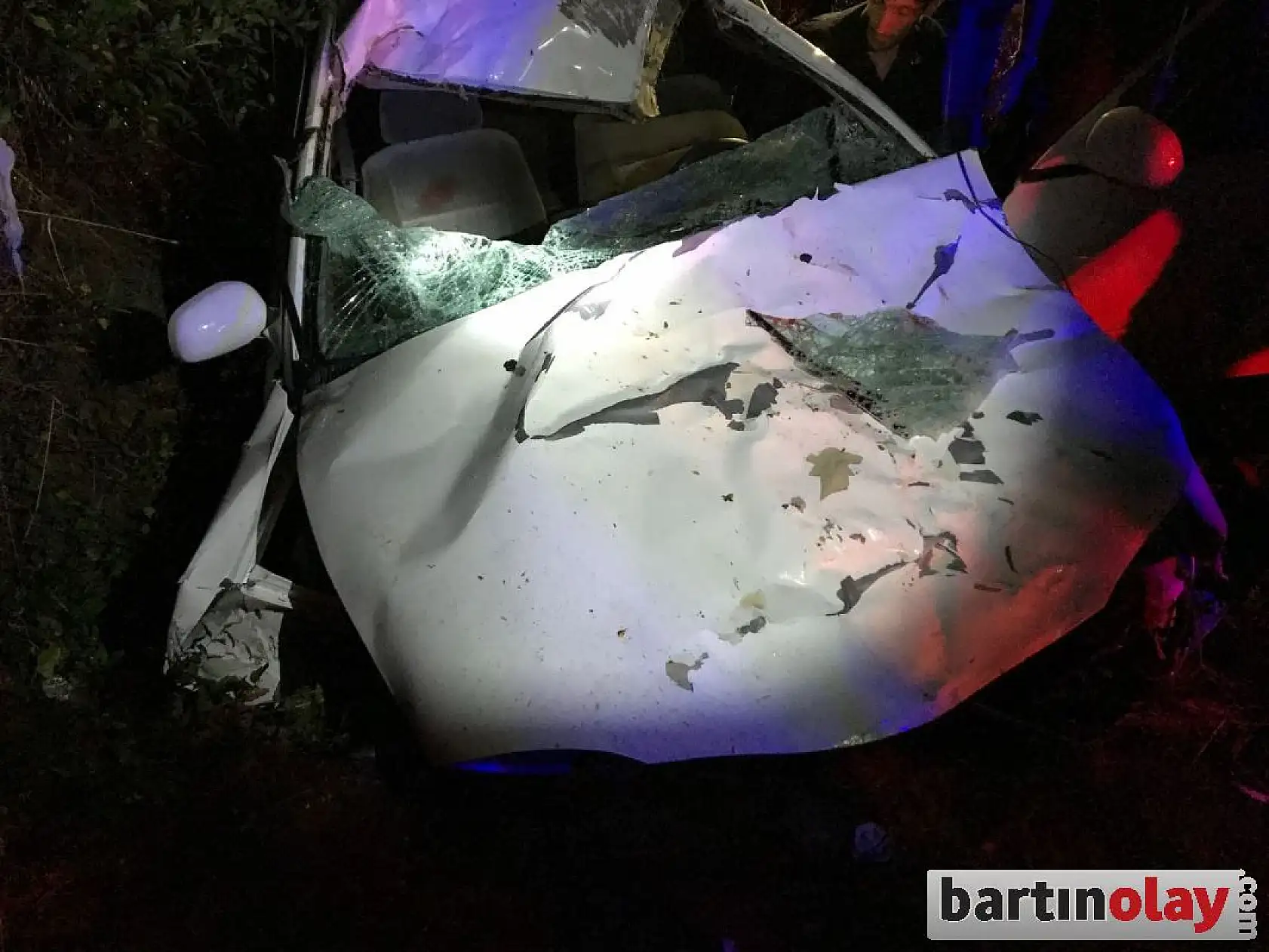 İneğe çarpan otomobil hurdaya döndü