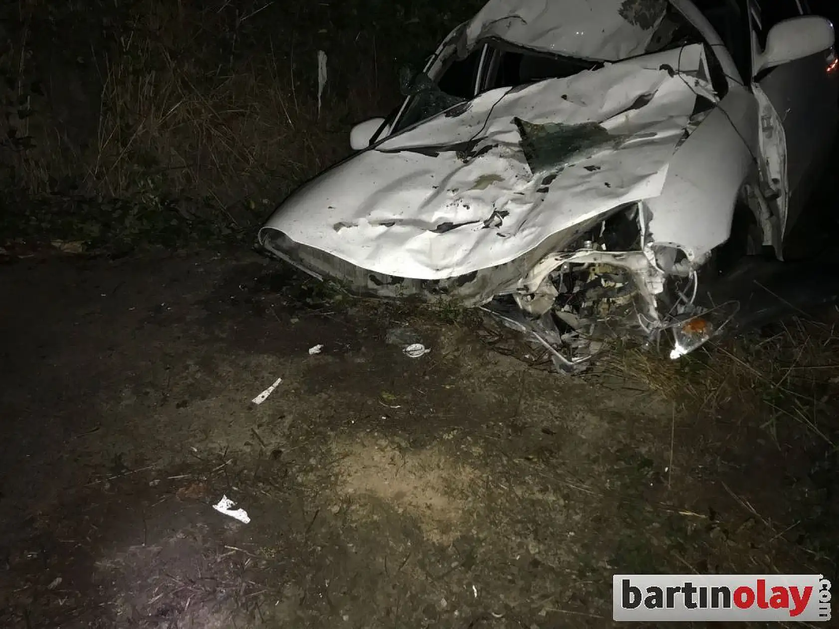 İneğe çarpan otomobil hurdaya döndü