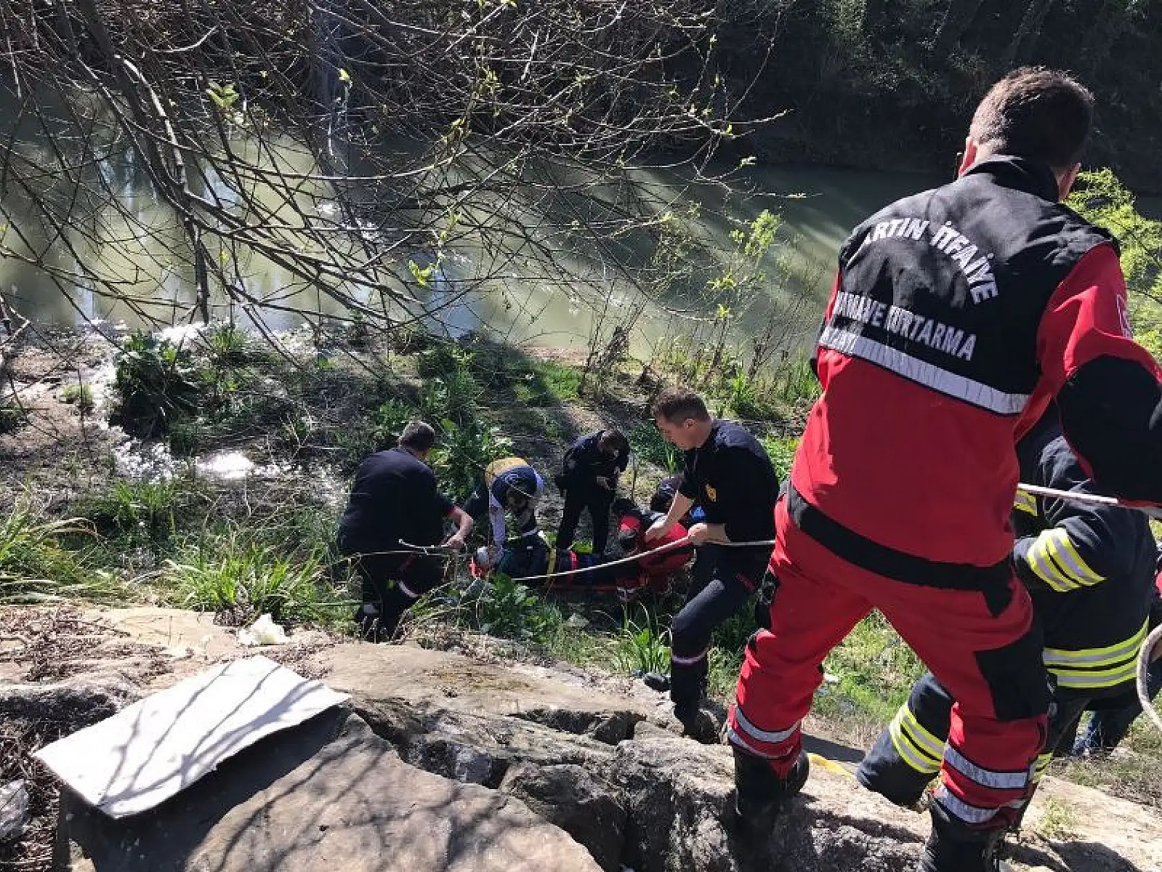 Irmak kenarında hareketli dakikalar