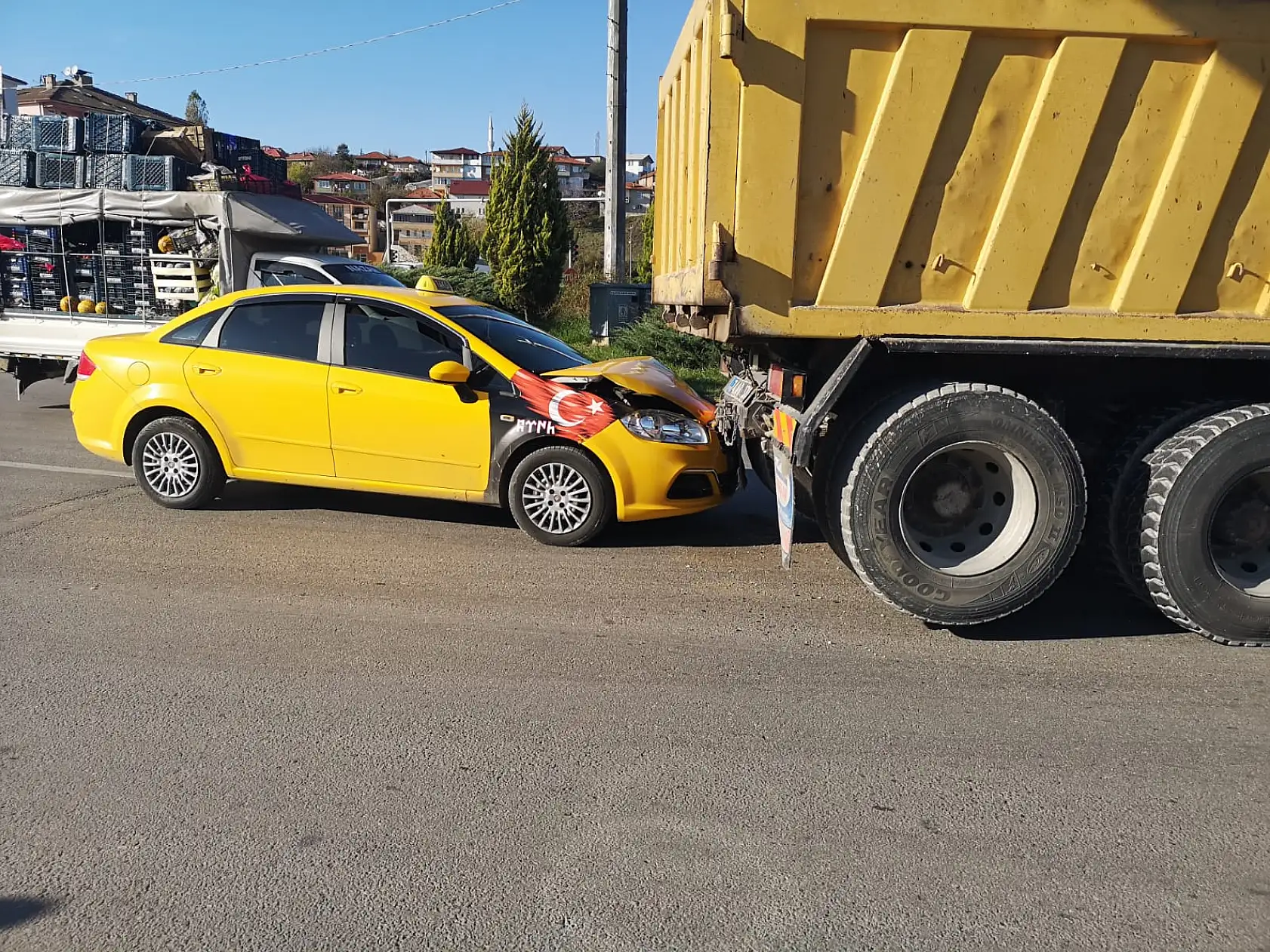 Işıklı kavşakta kaza