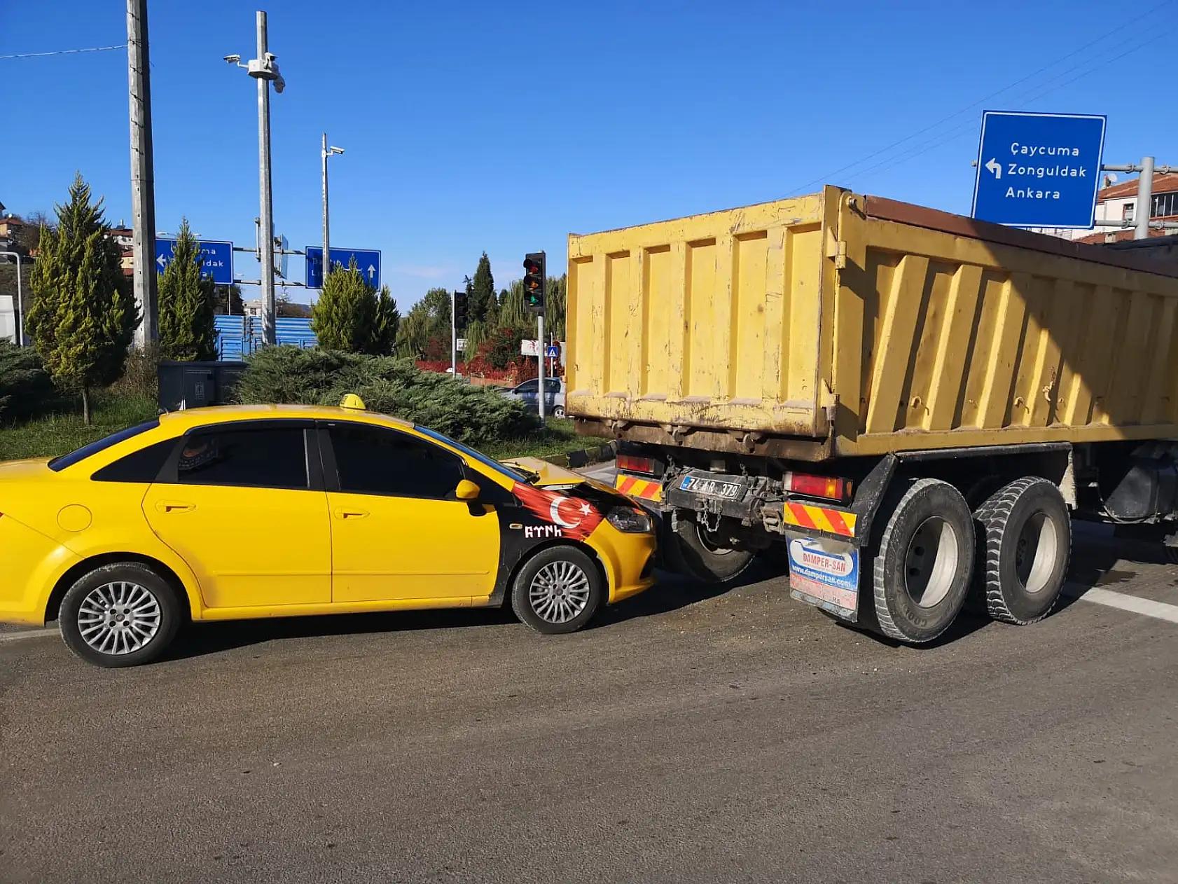 Işıklı kavşakta kaza