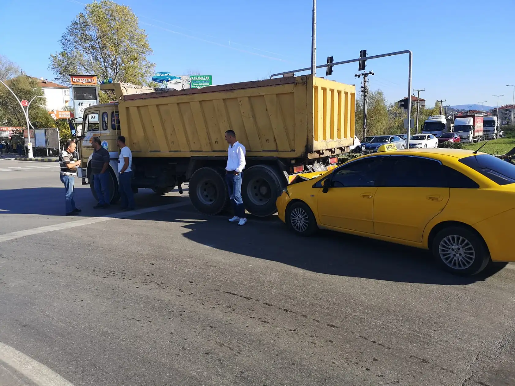 Işıklı kavşakta kaza