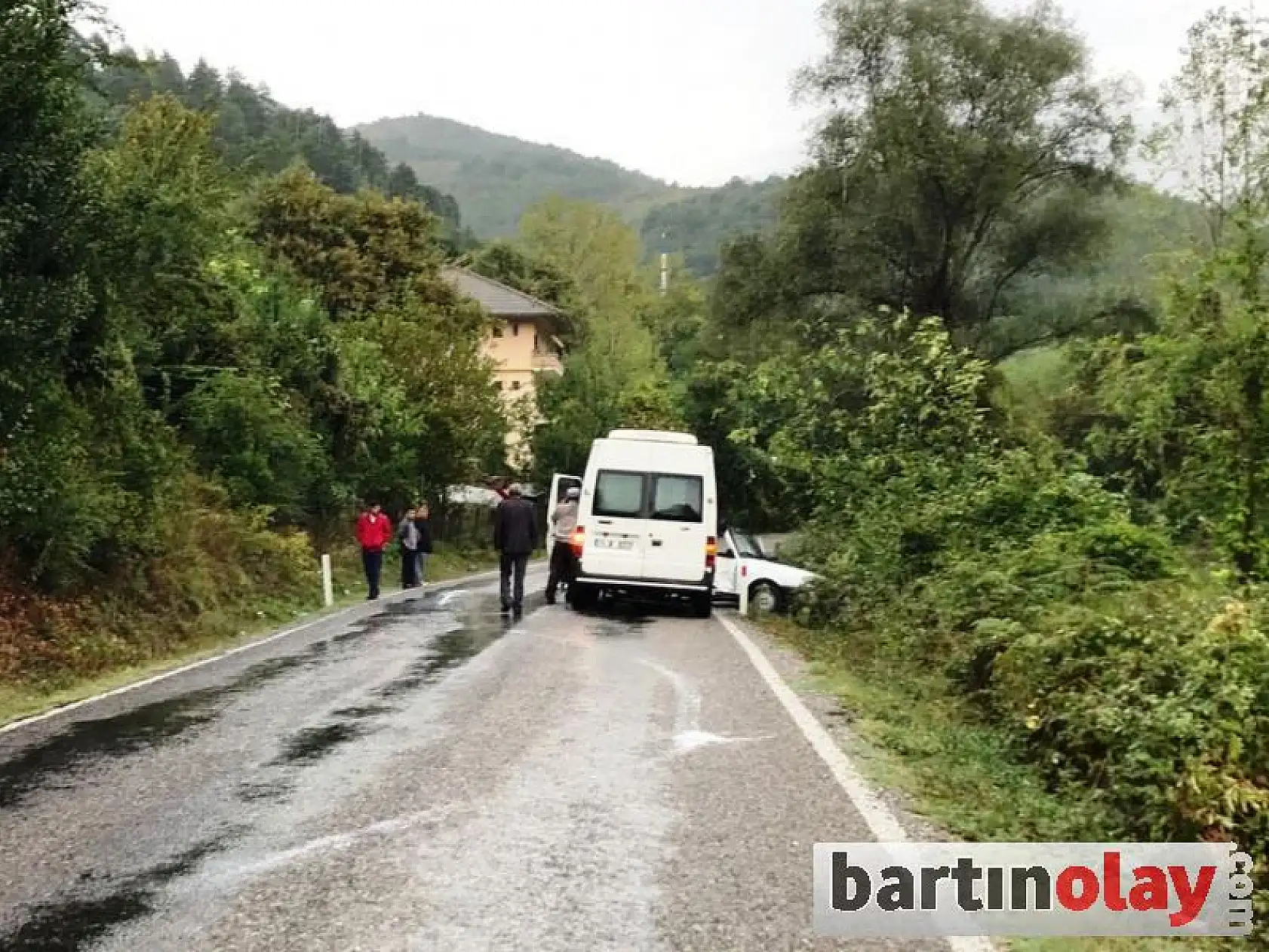 Islak yolda kaydı, minibüs ile çarpıştı