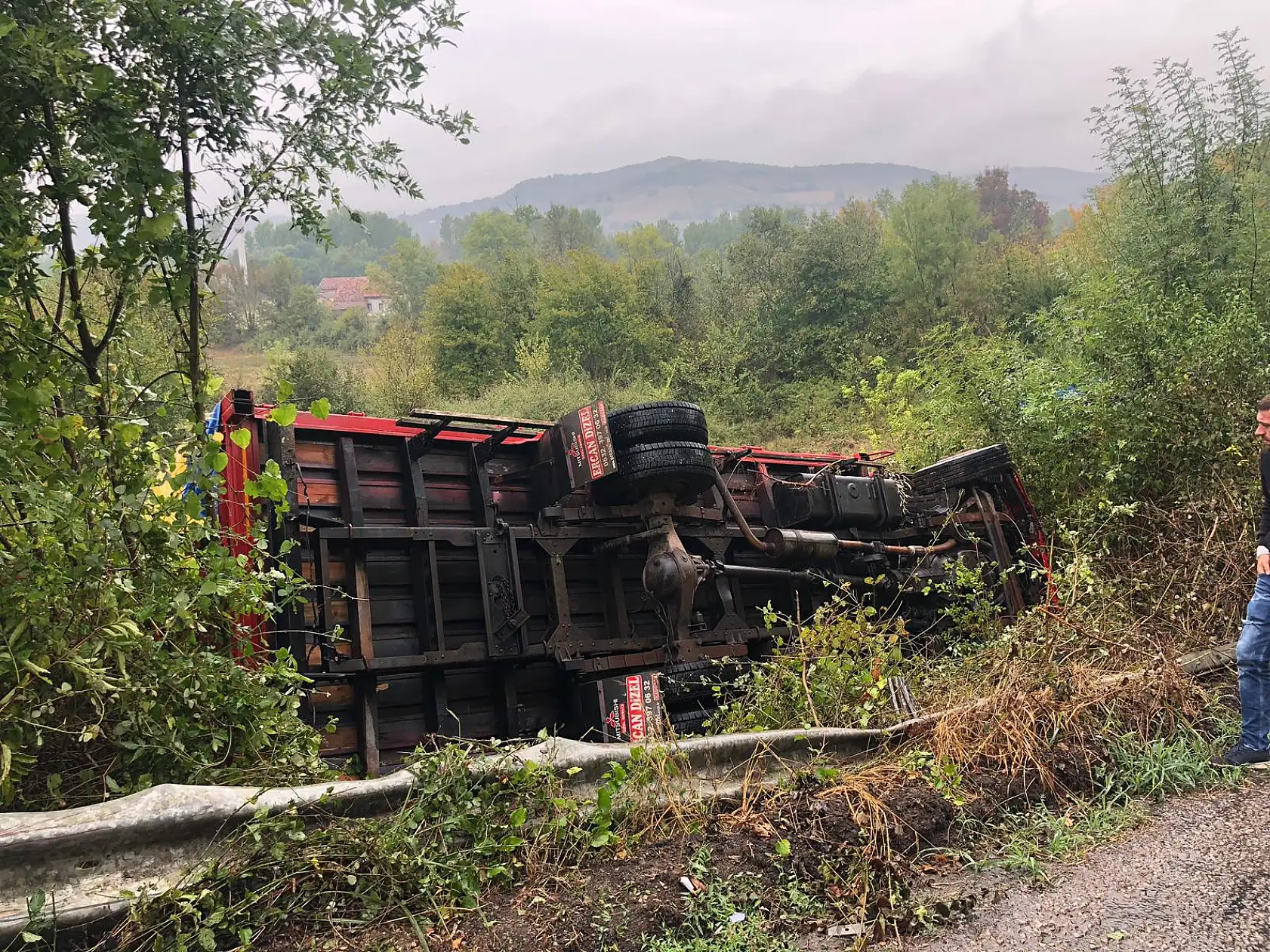 Islak yolda tarlaya devrildi 