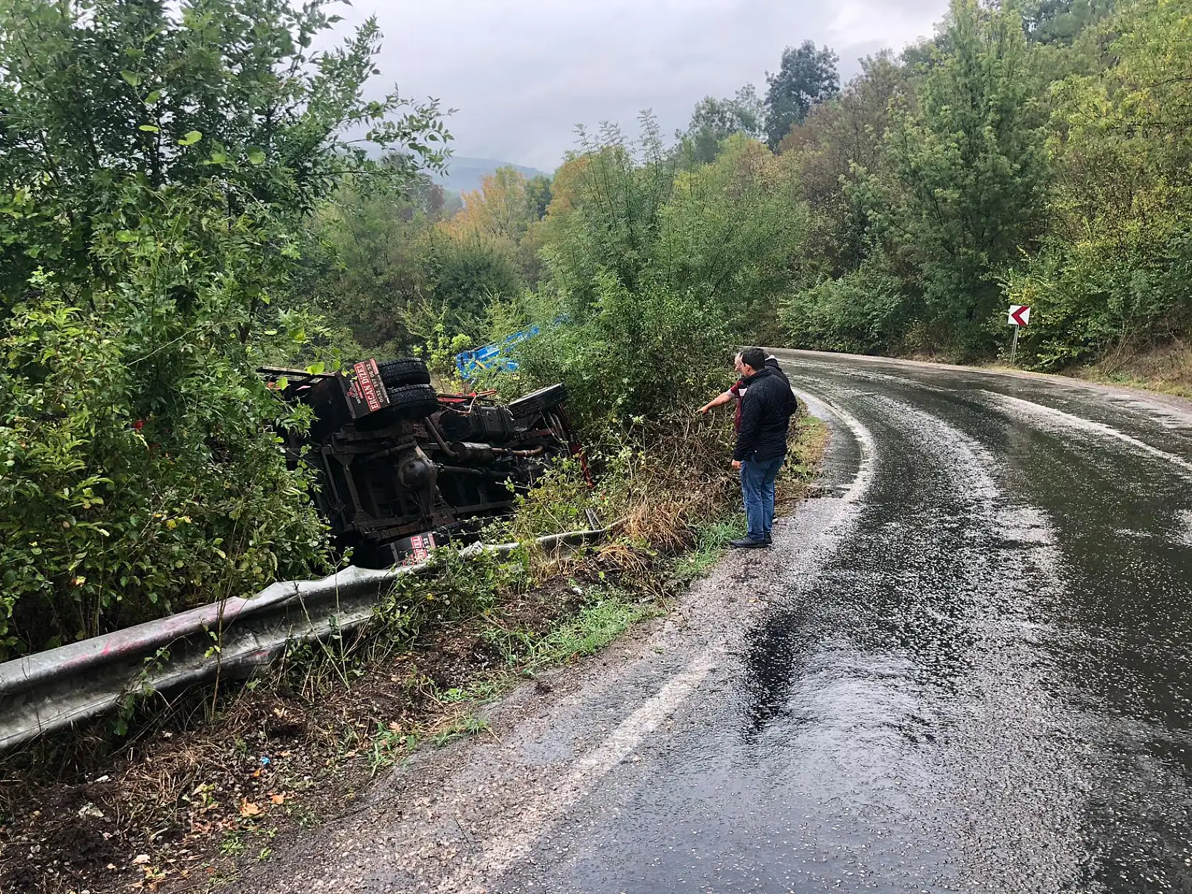 Islak yolda tarlaya devrildi 