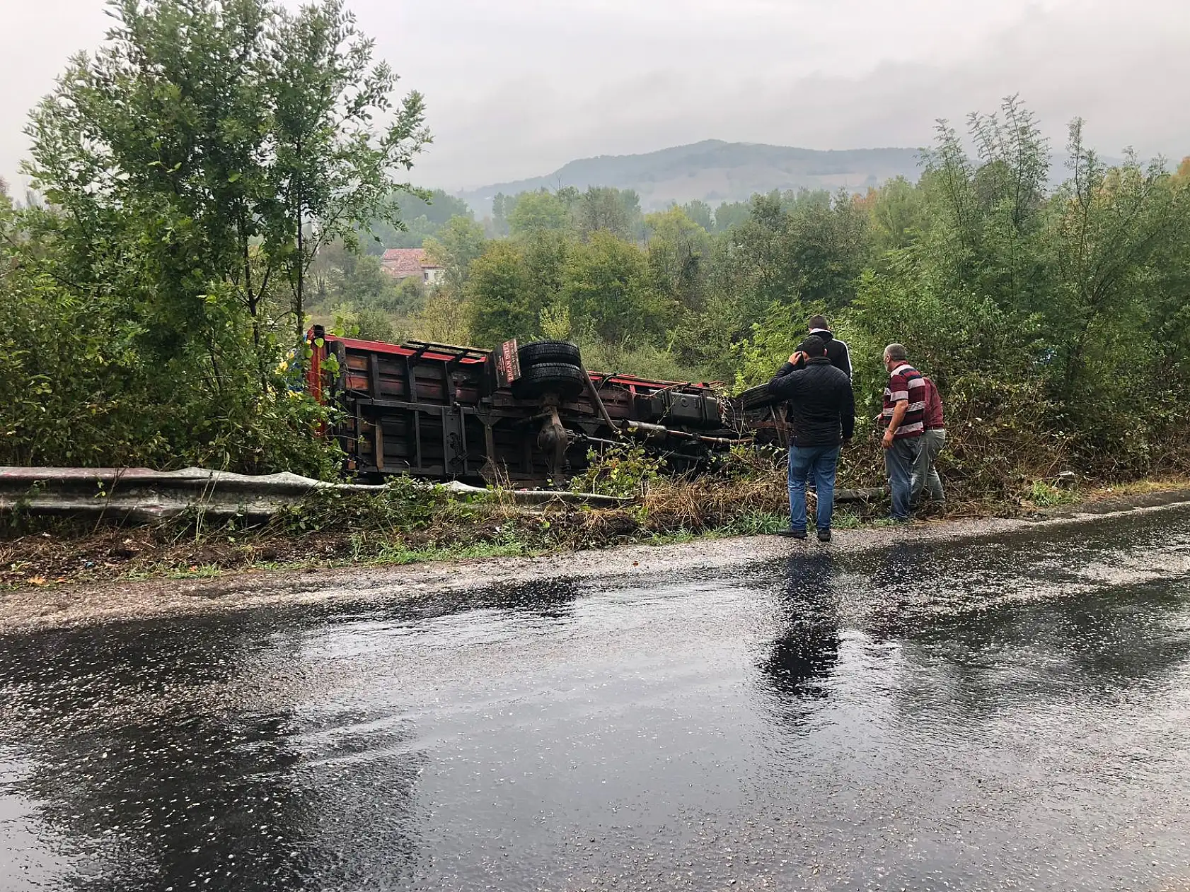 Islak yolda tarlaya devrildi 
