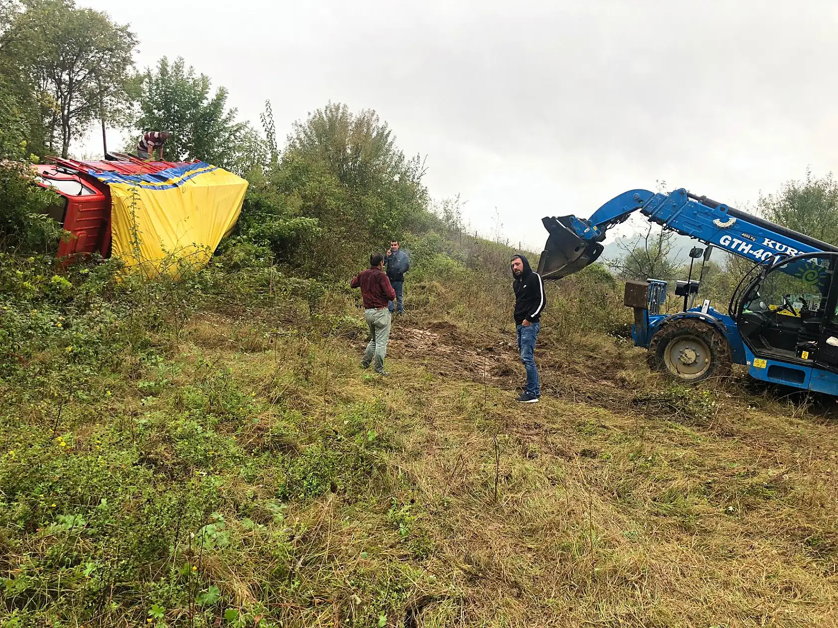 Islak yolda tarlaya devrildi 