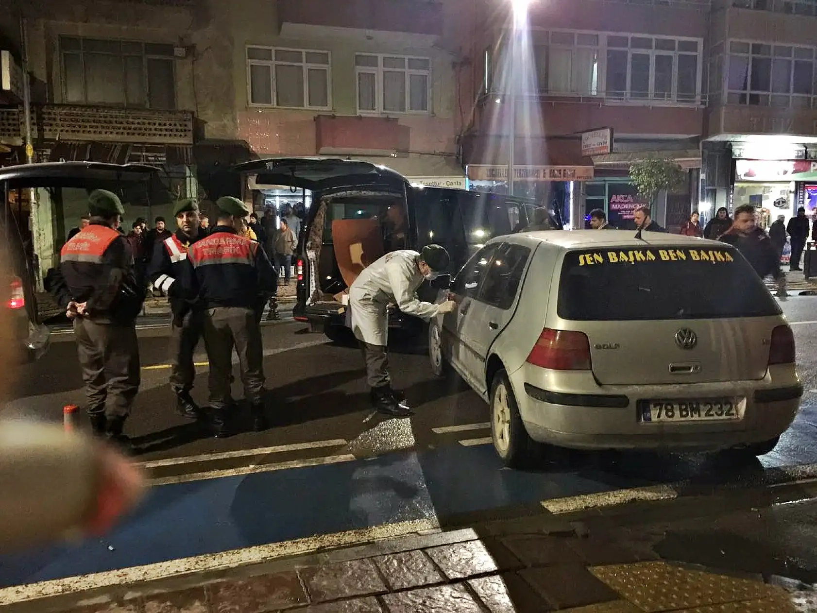 Jandarmadan kaçarken kaza yaptılar