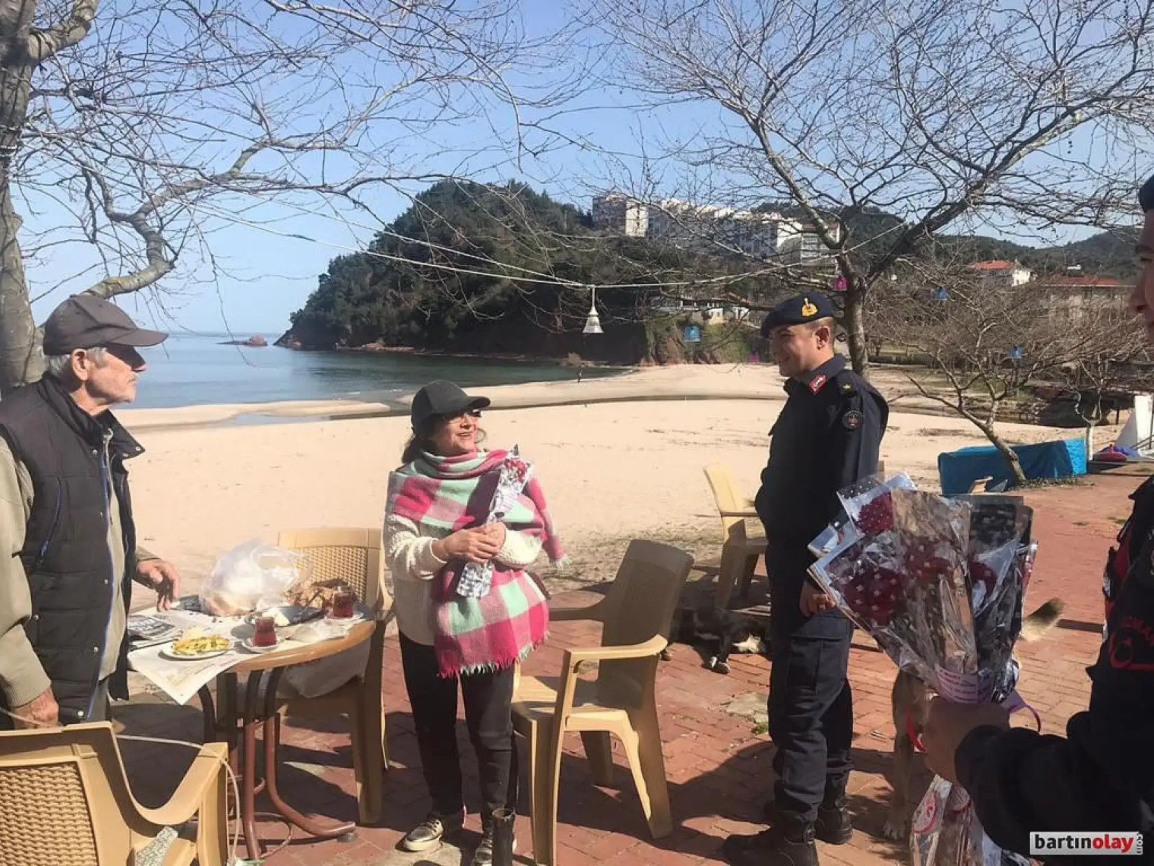 Jandarmadan kadınlara karanfil